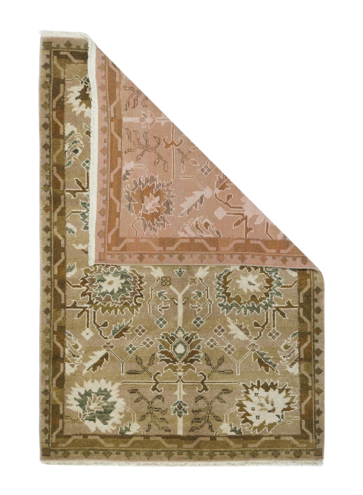Oushak Teppich 4'1'' x 6'1''. Townes in Westanatolien, webt hauptsächlich Zimmergrößen, in grober bis mittlerer Bindung, hoher Flor. Bei den Antiquitäten handelt es sich ausschließlich um Wolle, die in den 1920er Jahren durch Baumwolle ersetzt