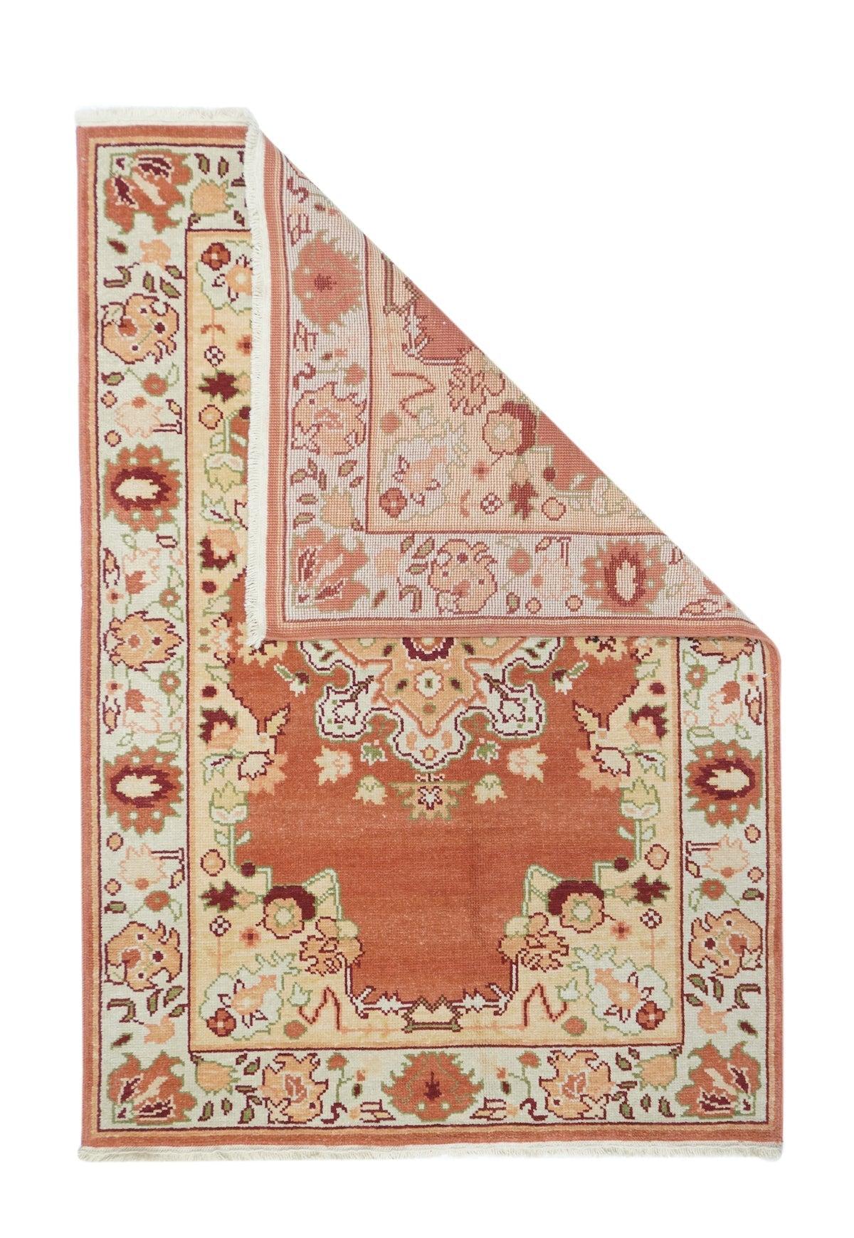Oushak Teppich 4'1'' x 6'1''. Townes in Westanatolien, webt hauptsächlich Zimmergrößen, in grober bis mittlerer Bindung, hoher Flor. Bei den Antiquitäten handelt es sich ausschließlich um Wolle, die in den 1920er Jahren durch Baumwolle ersetzt