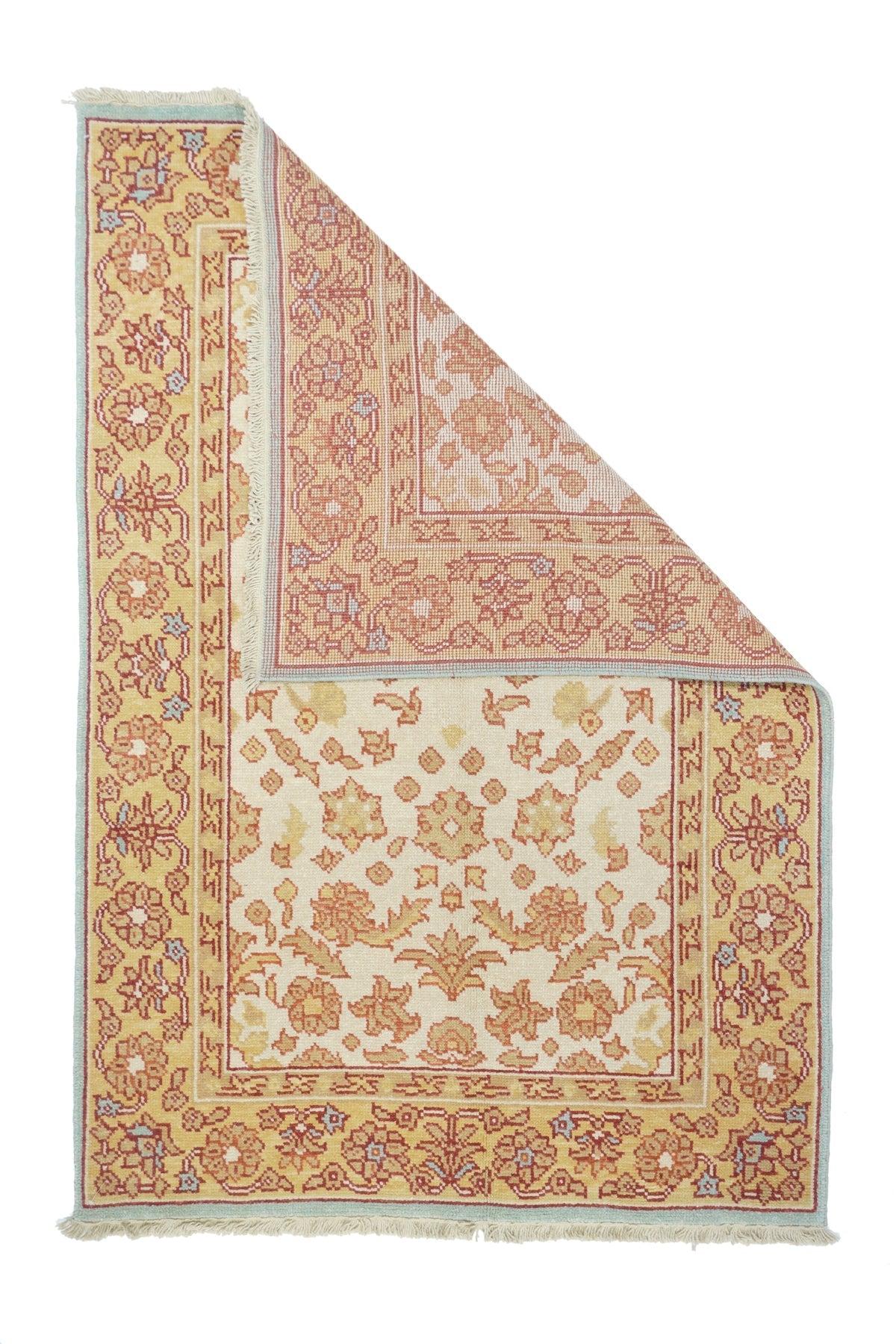 Oushak Teppich 4'1'' x 6'1''. Townes in Westanatolien, webt hauptsächlich Zimmergrößen, in grober bis mittlerer Bindung, hoher Flor. Bei den Antiquitäten handelt es sich ausschließlich um Wolle, die in den 1920er Jahren durch Baumwolle ersetzt