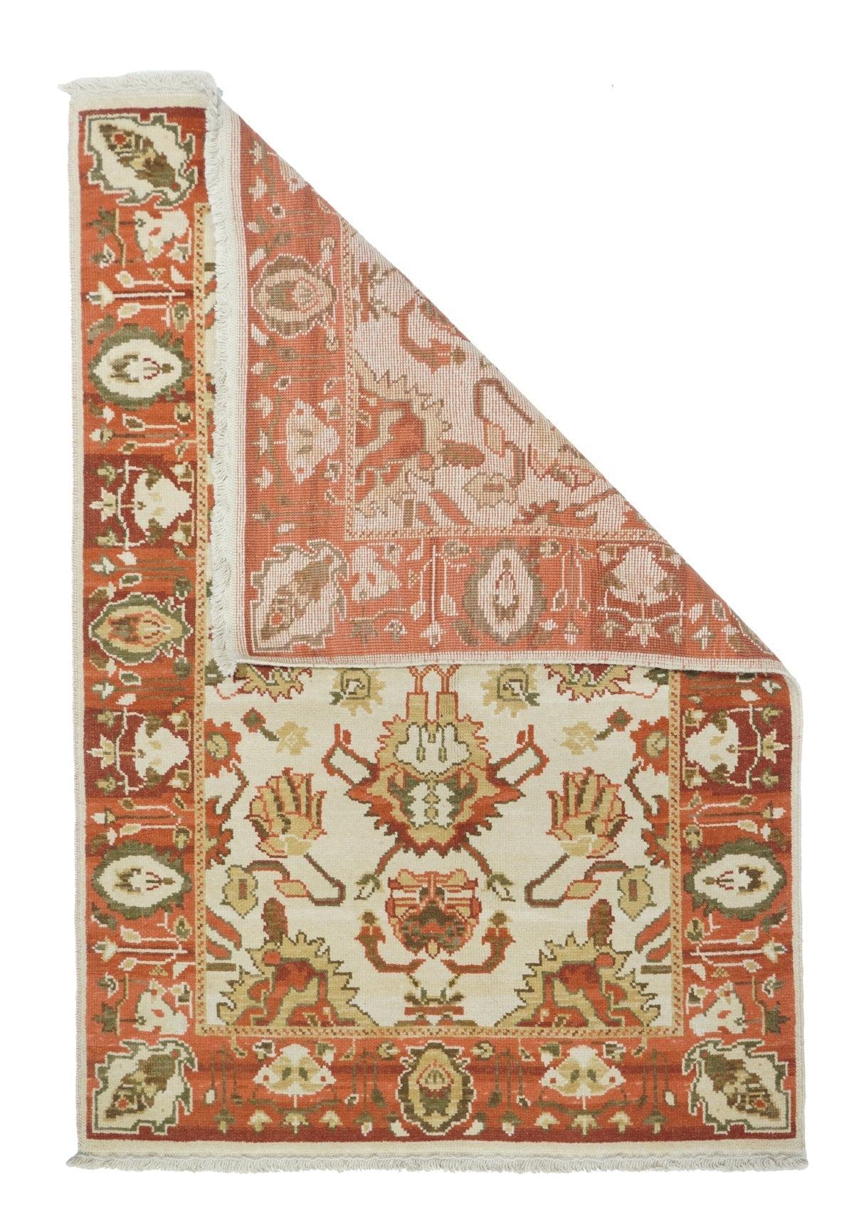 Tappeto Oushak 4'1'' x 6'1''. Townes nell'Anatolia occidentale, tessono per lo più tessuti per stanze, a trama da grossa a moderata, a pelo alto. I pezzi d'antiquariato sono tutti di lana, passati alle fondamenta in cotone negli anni '20. Motivi