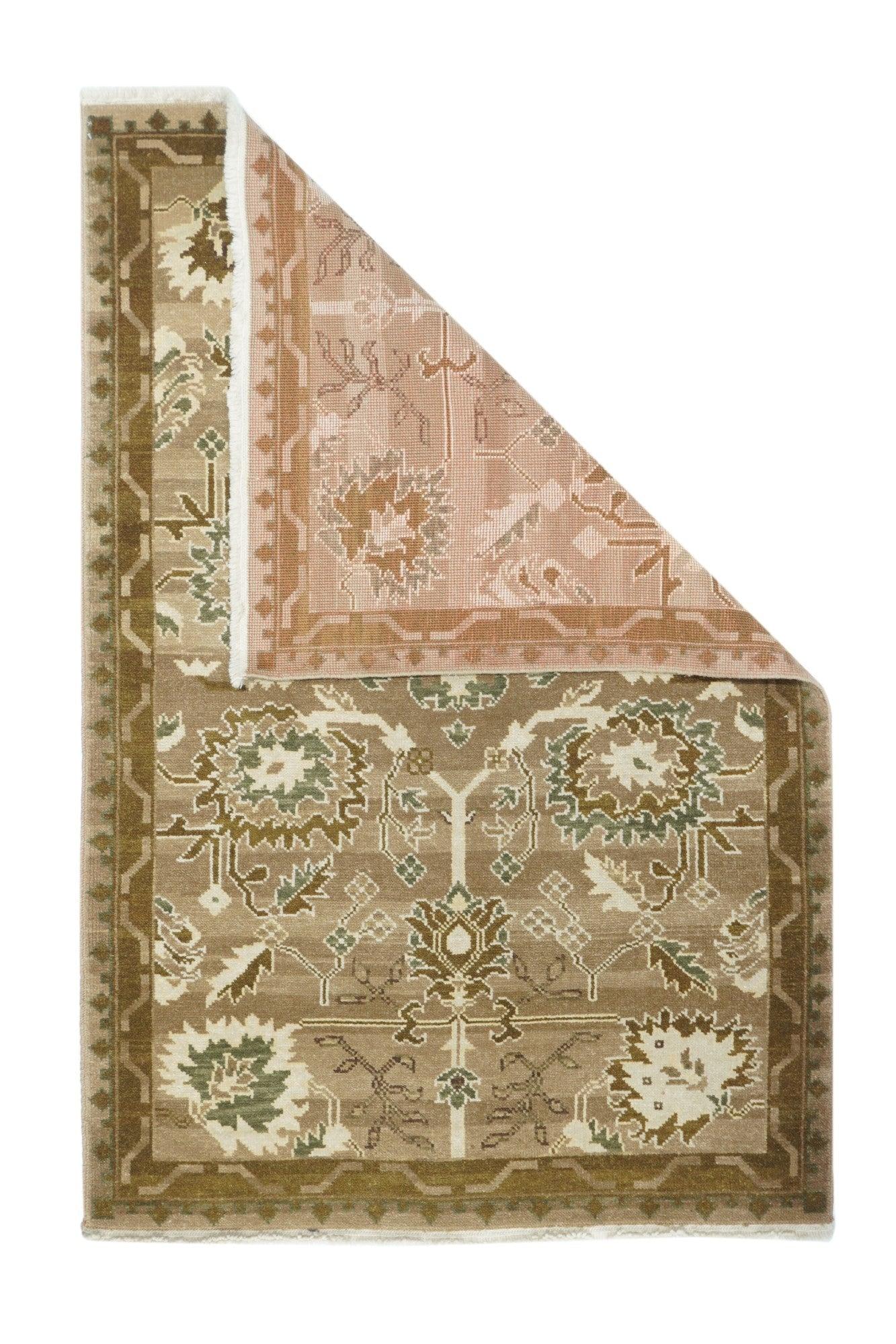 Tappeto Oushak 4'1'' x 6'1''. Townes nell'Anatolia occidentale, tessono per lo più tessuti per stanze, a trama da grossa a moderata, a pelo alto. I pezzi d'antiquariato sono tutti di lana, passati alle fondamenta in cotone negli anni '20. Motivi