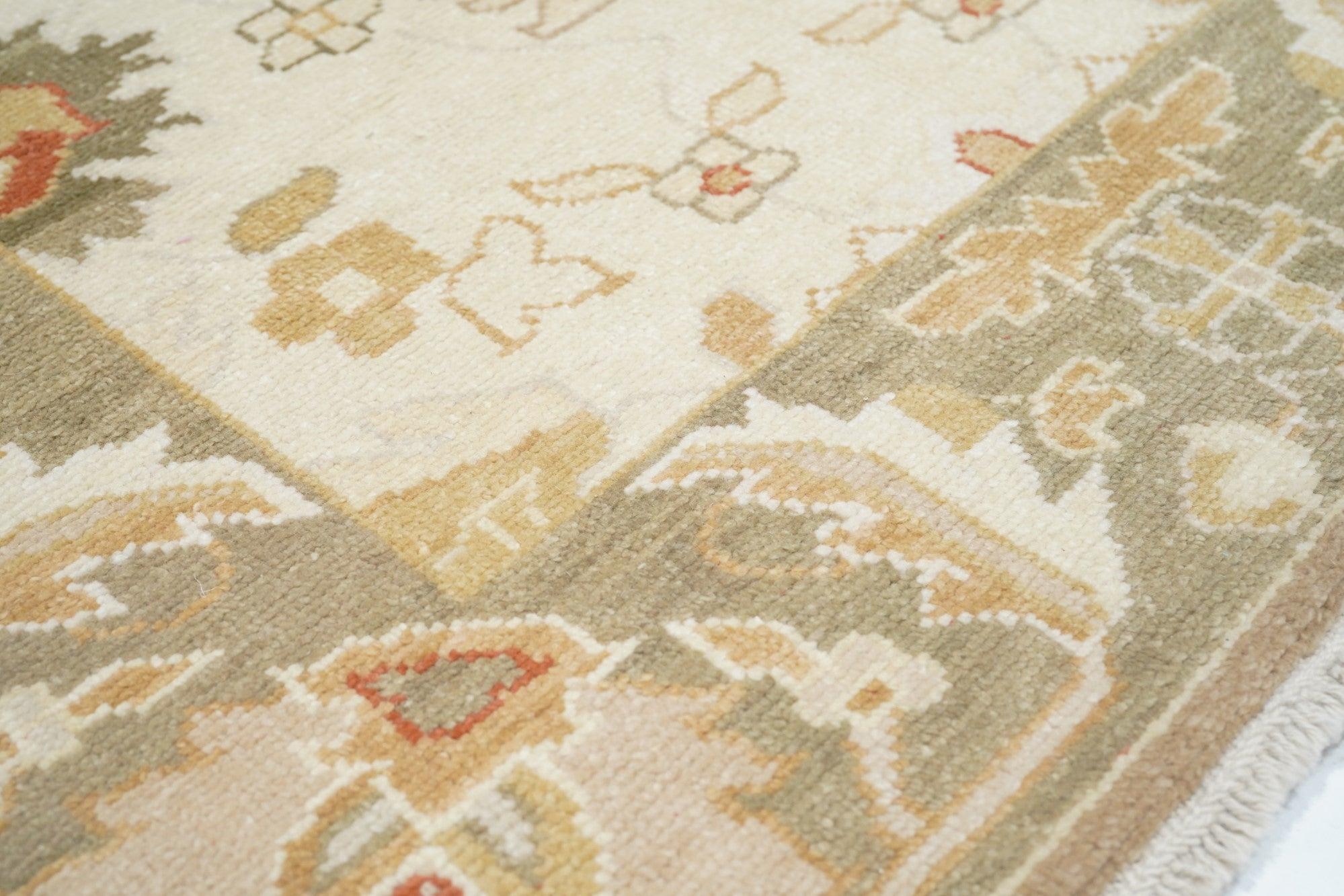XXI secolo e contemporaneo Tappeto Oushak 4'1'' x 6'1'' in vendita