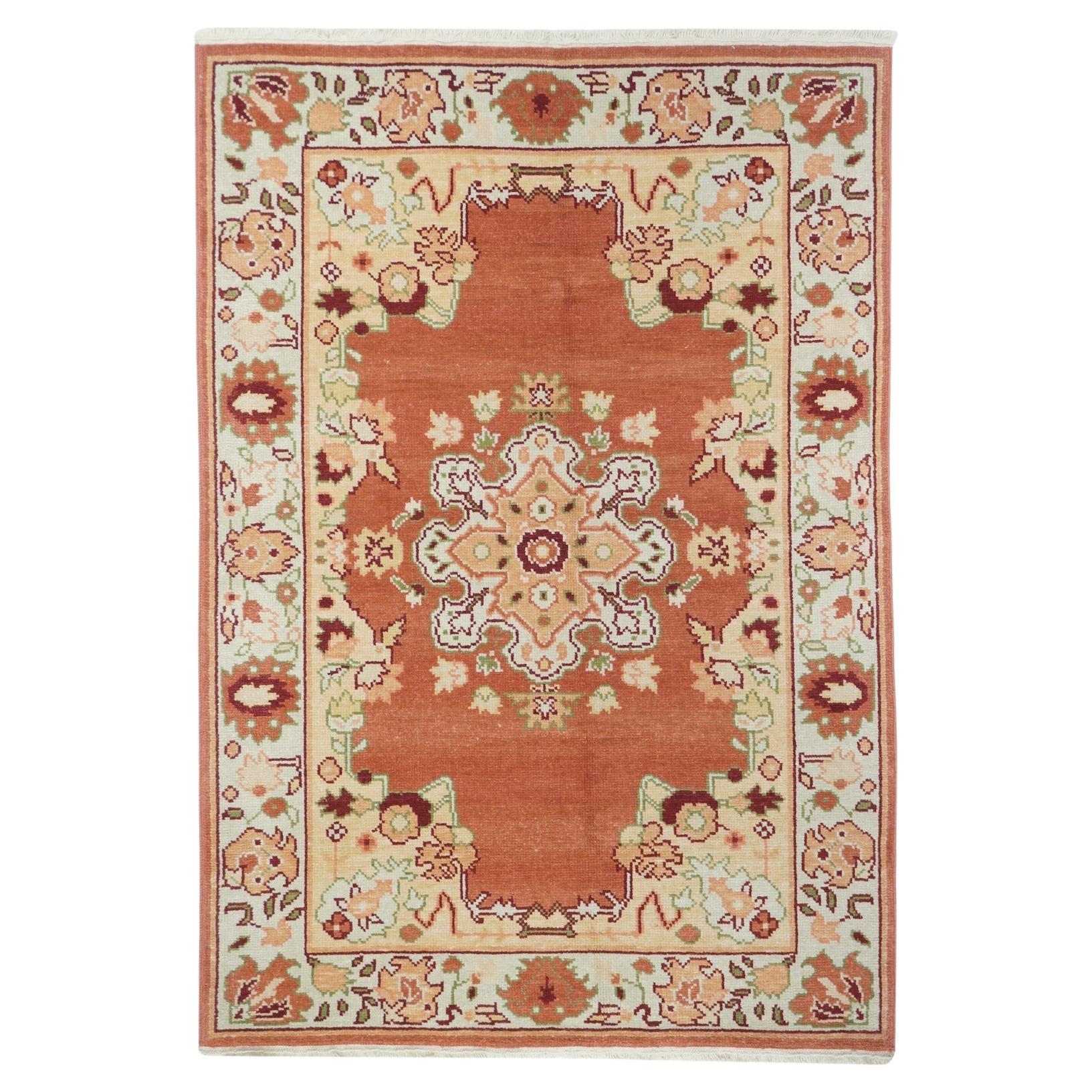 Oushak-Teppich 4'1'' x 6'1''