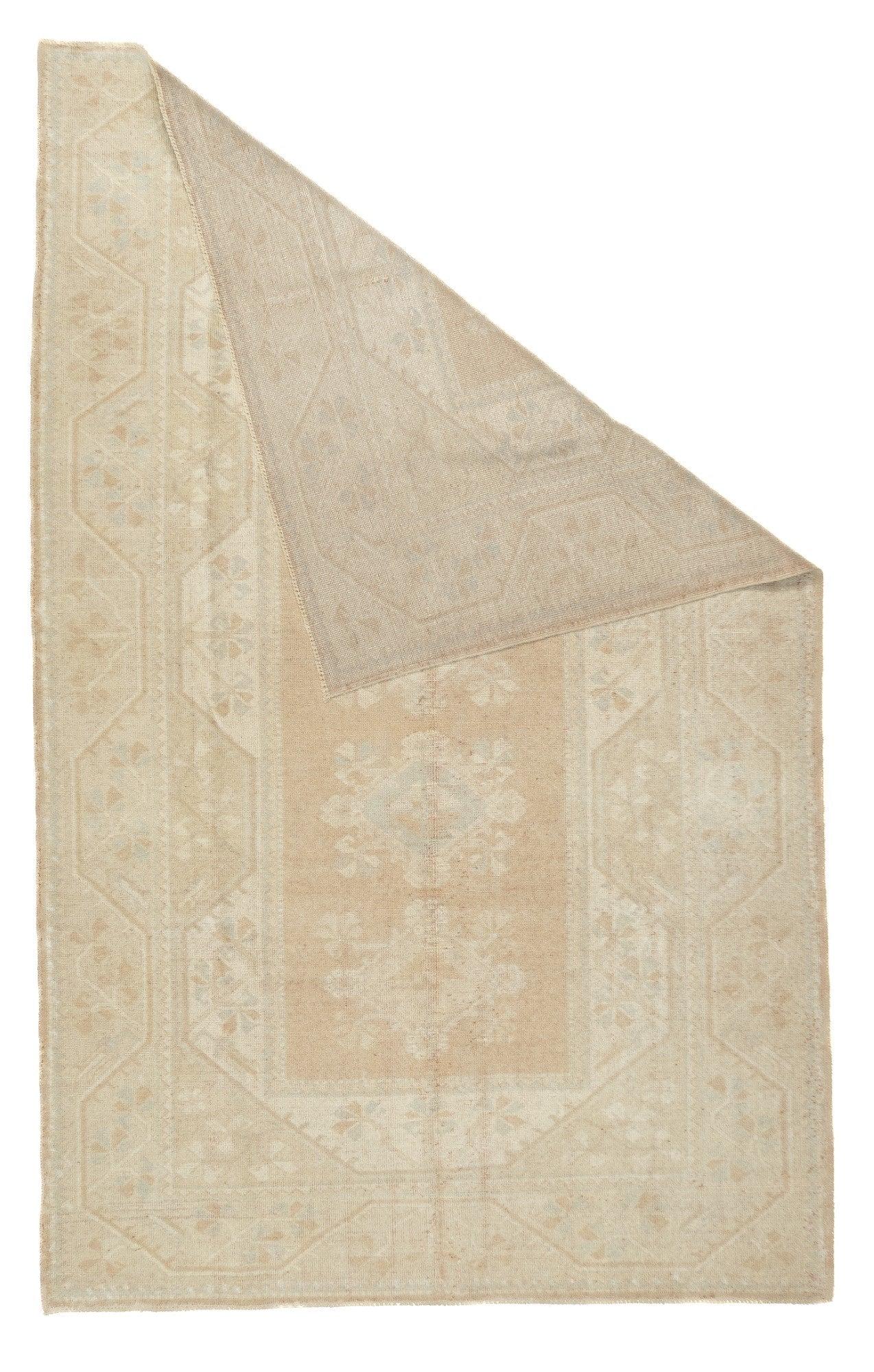 Tappeto Oushak 5'1'' x 8'0''. Townes nell'Anatolia occidentale, tessono per lo più tessuti per stanze, a trama da grossa a moderata, a pelo alto. I pezzi d'antiquariato sono tutti di lana, passati alle fondamenta di cotone negli anni Venti. Motivi