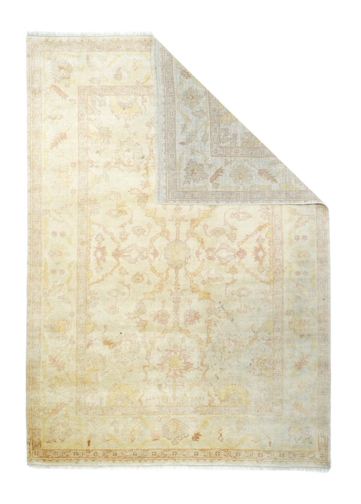 Oushak Teppich 5'5'' x 8'7''. Townes in Westanatolien, webt hauptsächlich Zimmergrößen, in grober bis mittlerer Bindung, hoher Flor. Bei den Antiquitäten handelt es sich ausschließlich um Wolle, die in den 1920er Jahren durch Baumwolle ersetzt