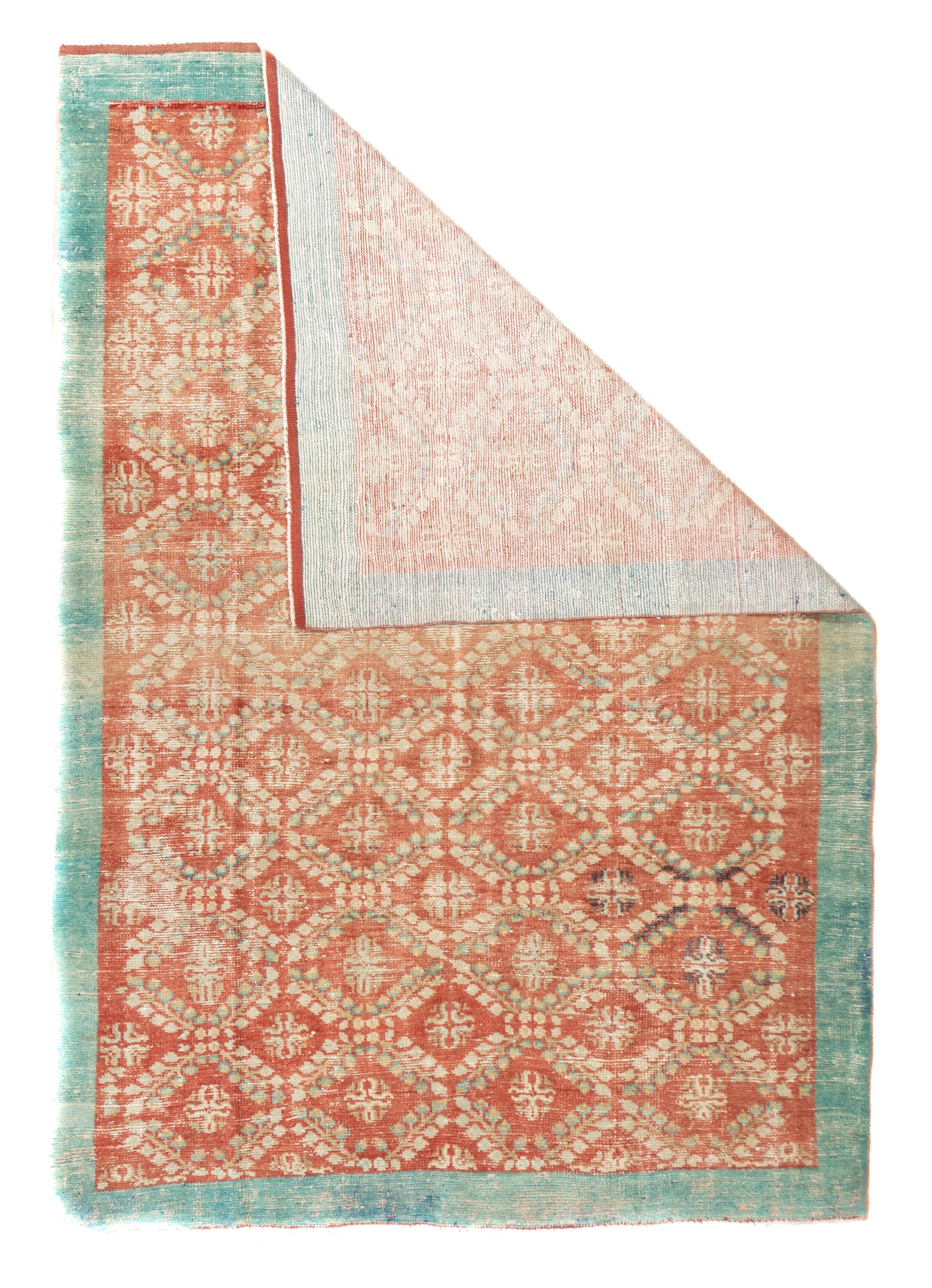Oushak Teppich 5'7'' x 8'2''. Großes Streumuster aus der Westtürkei mit versetztem, säulenförmigem Allover-Muster aus einem floralen Sprühgitter, das Vierblumen einschließt, auf rostrotem Feld. Schlichter grau-grüner Rand. Sichtbare Abnutzung. 