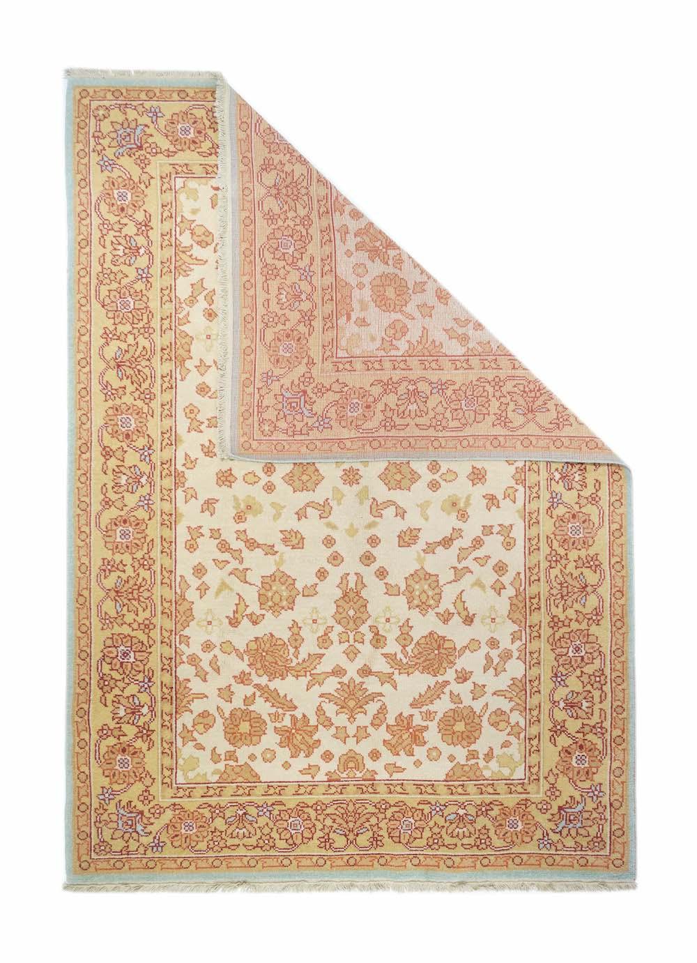 Tappeto Oushak 6'0'' x 9'0''. Questo moderno pezzo dell'Anatolia occidentale presenta un caldo campo di colore ecru decorato con un motivo a quattro vie allover di palmette, rosette e foglie fluttuanti. Bordo in paglia con rosette di petali grandi,