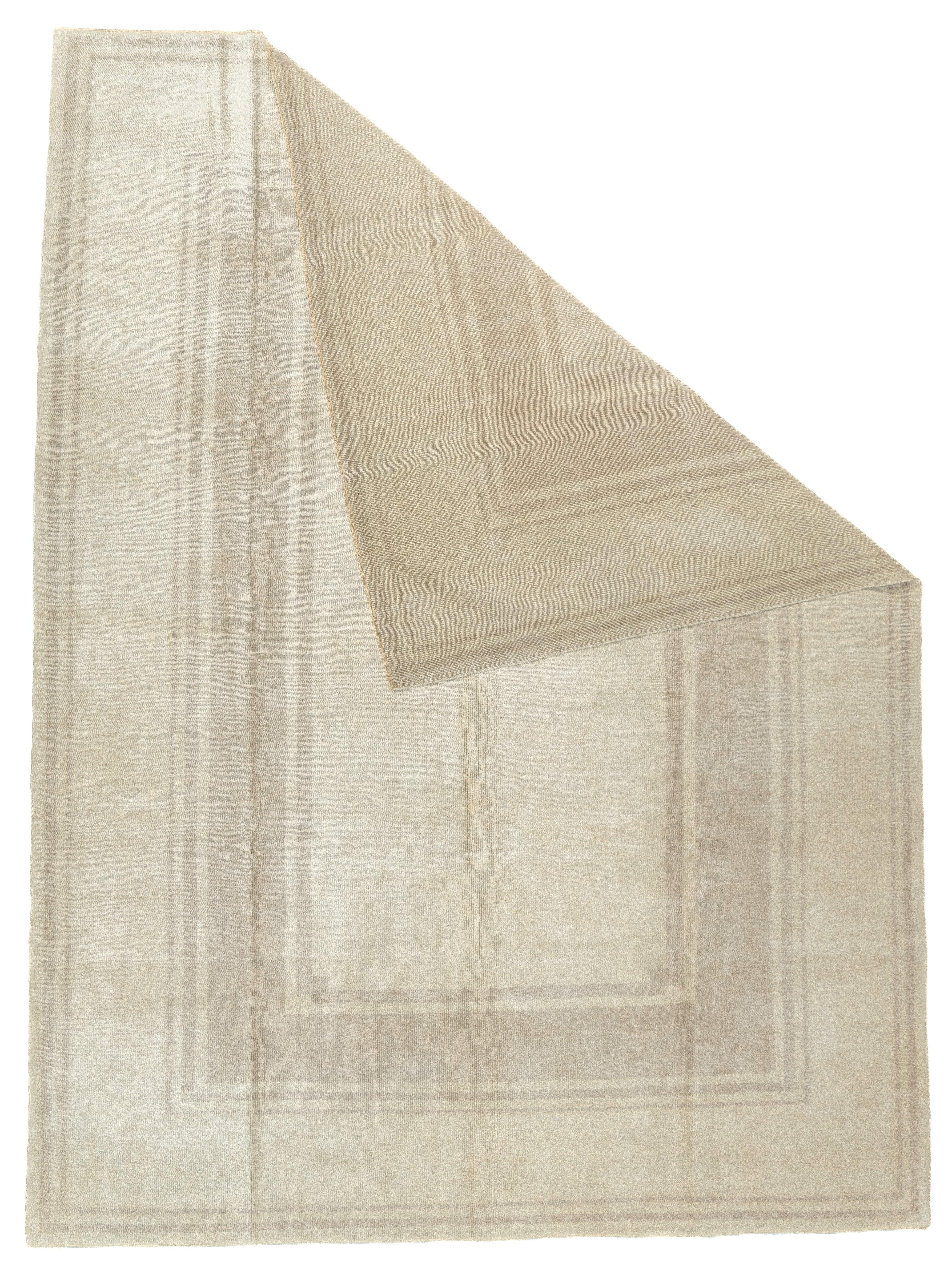 Tappeto Oushak 6'6'' x 8'10''. Townes nell'Anatolia occidentale, tessono per lo più tessuti per stanze, a trama da grossa a moderata, a pelo alto. I pezzi d'antiquariato sono tutti di lana, passati alle fondamenta di cotone negli anni Venti. Motivi