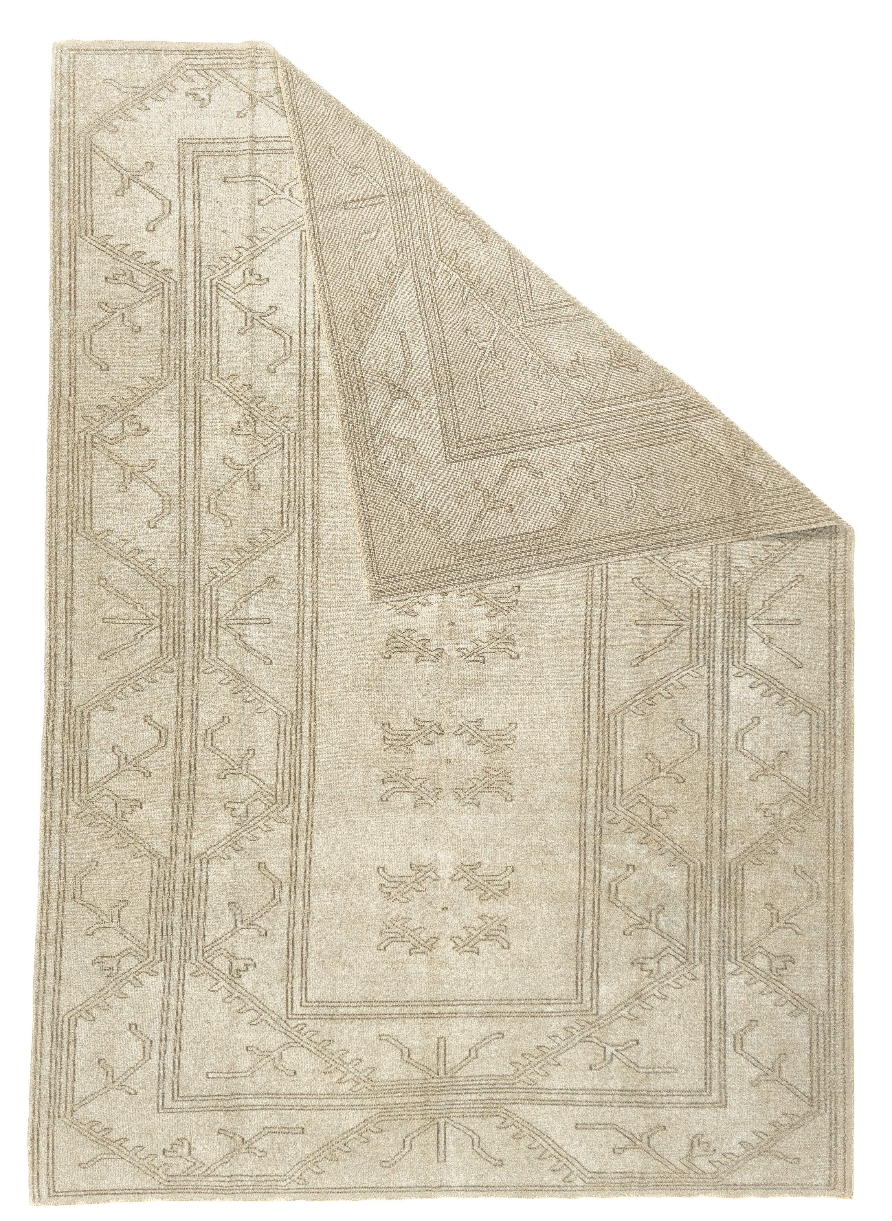 Tappeto Oushak 6'7'' x 9'5''. Townes nell'Anatolia occidentale, tessono per lo più tessuti per stanze, a trama da grossa a moderata, a pelo alto. I pezzi d'antiquariato sono tutti di lana, passati alle fondamenta di cotone negli anni Venti. Motivi