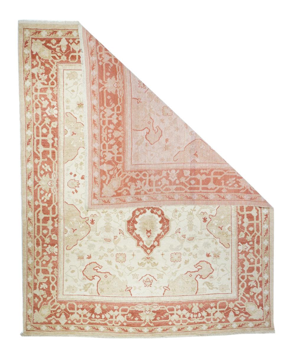 Oushak-Teppich 8'0'' x 10'0''. Dieses moderne, grob gewebte Raummaß zeigt ein altes elfenbeinfarbenes Feld, in dessen Zentrum zwei tropfenförmige, rotbraune, addierte Palmetten stehen, mit amöbenartigen Halbmotiven an den Seiten und Enden. Rostrote
