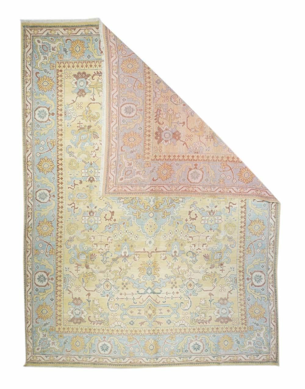 Oushak-Teppich 9'0'' x 12'0''. Dieser Teppich ist eine neuere Produktion von Oushak-Knüpfstühlen, die seit mehr als sechs Jahrhunderten aktiv sind und, wie hier, für einen regen Exporthandel weben. In der Mitte des Strohfeldes befindet sich ein