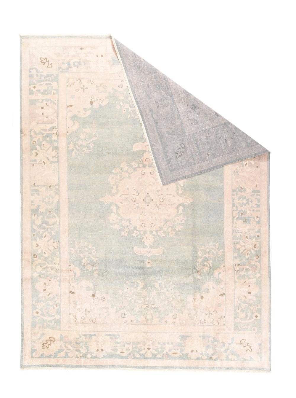 Oushak-Teppich 9'0'' x 12'0''. Das abgewetzte aschgrüne Feld zeigt ein rundes Medaillon mit 