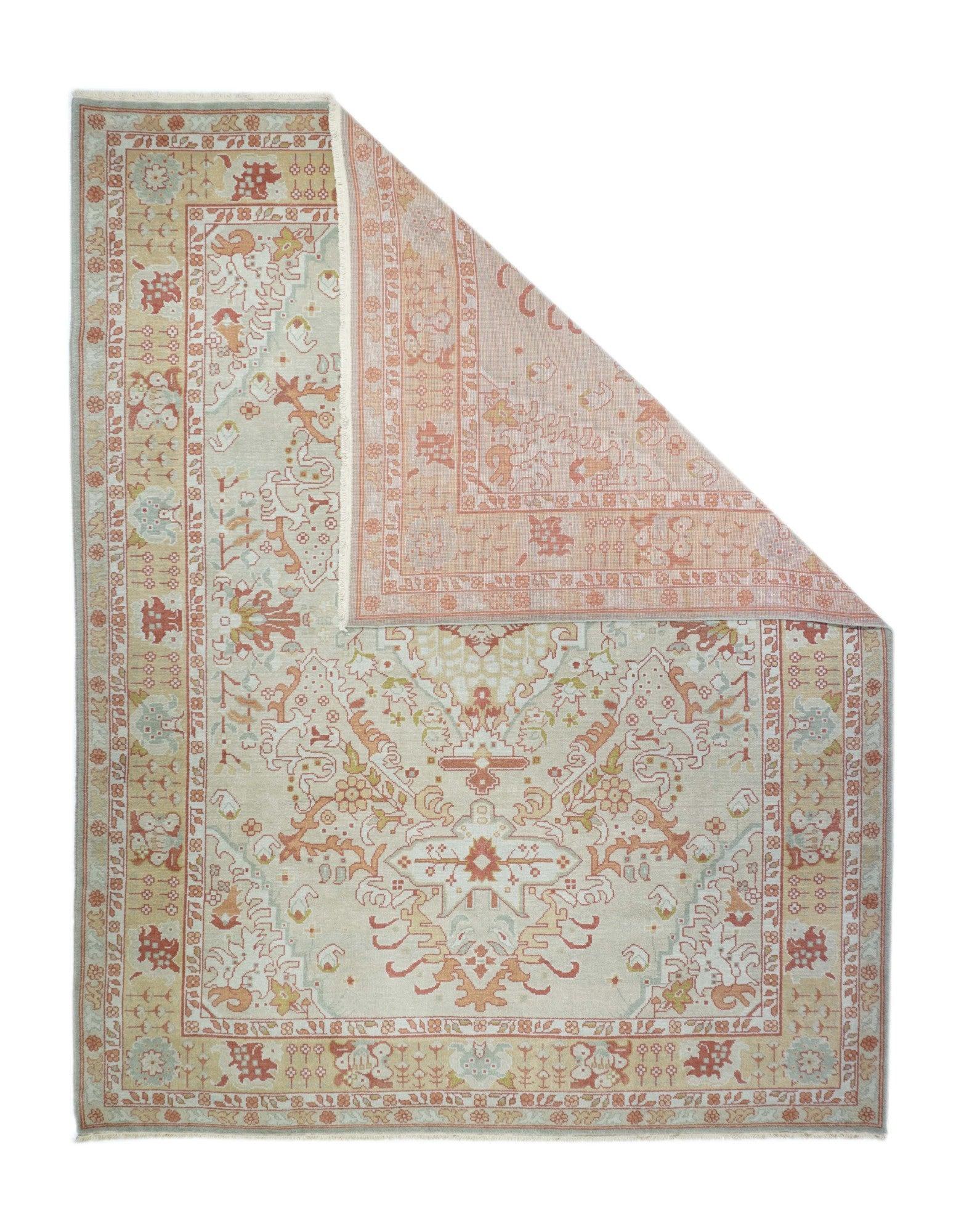 Oushak-Teppich 9'3'' x 12'3''. Der kräftige Medaillonstil wird durch eine zackige zentrale Ellipse definiert, die von einem Blumenkranz und einer gebrochenen farbigen Arabeske umgeben ist. Kartuschen, zerklüftete Blätter, Rosetten, Palmetten und