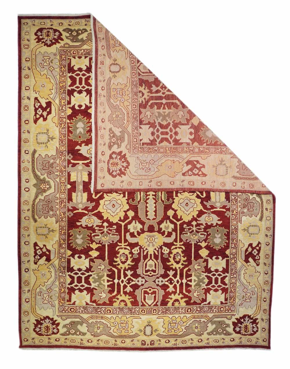 Oushak-Teppich 9'4'' x 12'6''. Das halbgeometrische, grob gewebte, schokoladenrote Feld in Heriz-Gorevan-Manier zeigt in der Mitte ein doppeltes Wolkenband, in dessen Zentrum eine Ansammlung von zerklüfteten, teils schwebenden, teils miteinander