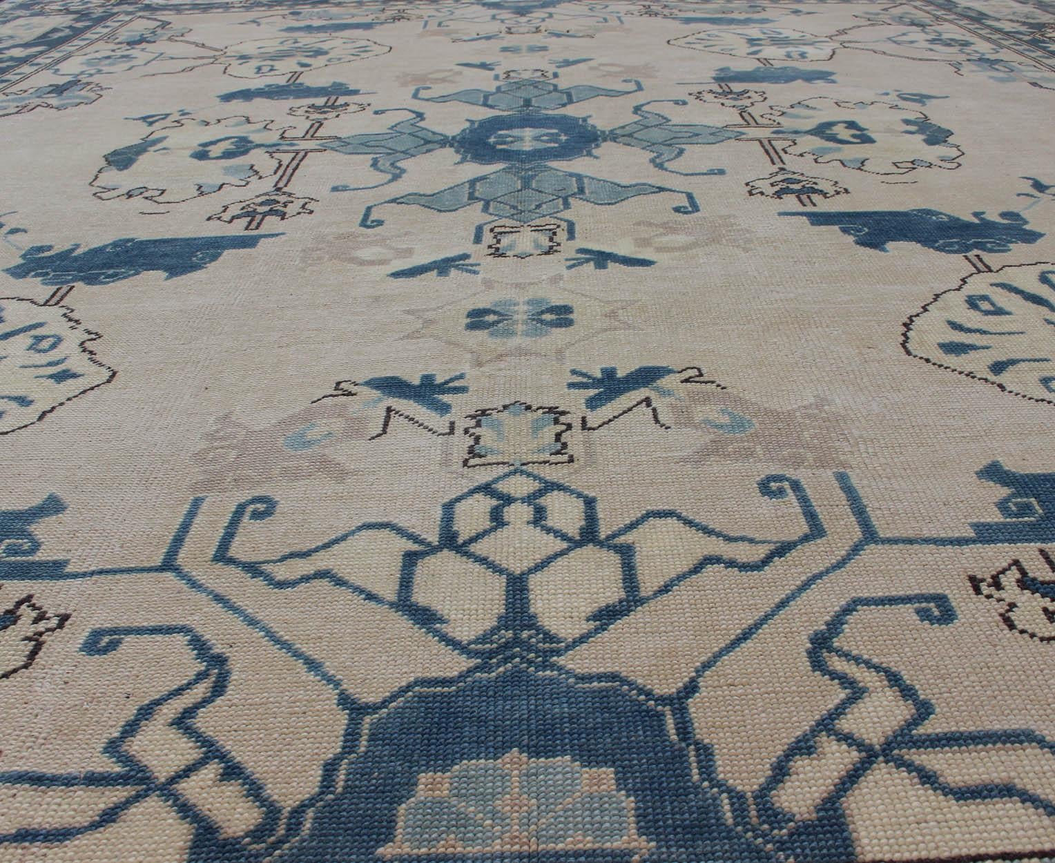 Oushak Rug from Mid-20th Century Turkey with Blue and Cream Tribal Design For Sale 5