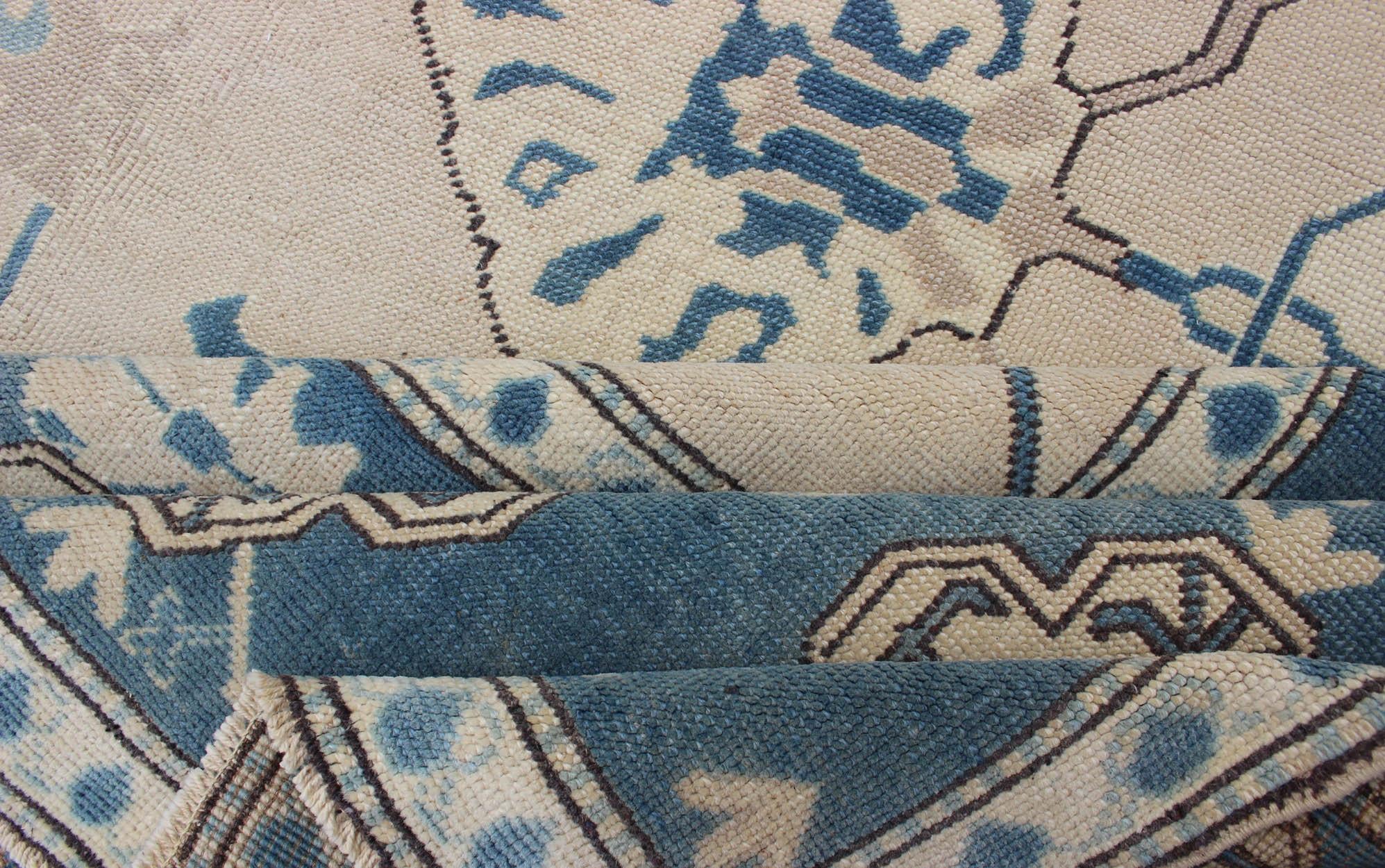 Oushak Rug from Mid-20th Century Turkey with Blue and Cream Tribal Design In Good Condition For Sale In Atlanta, GA