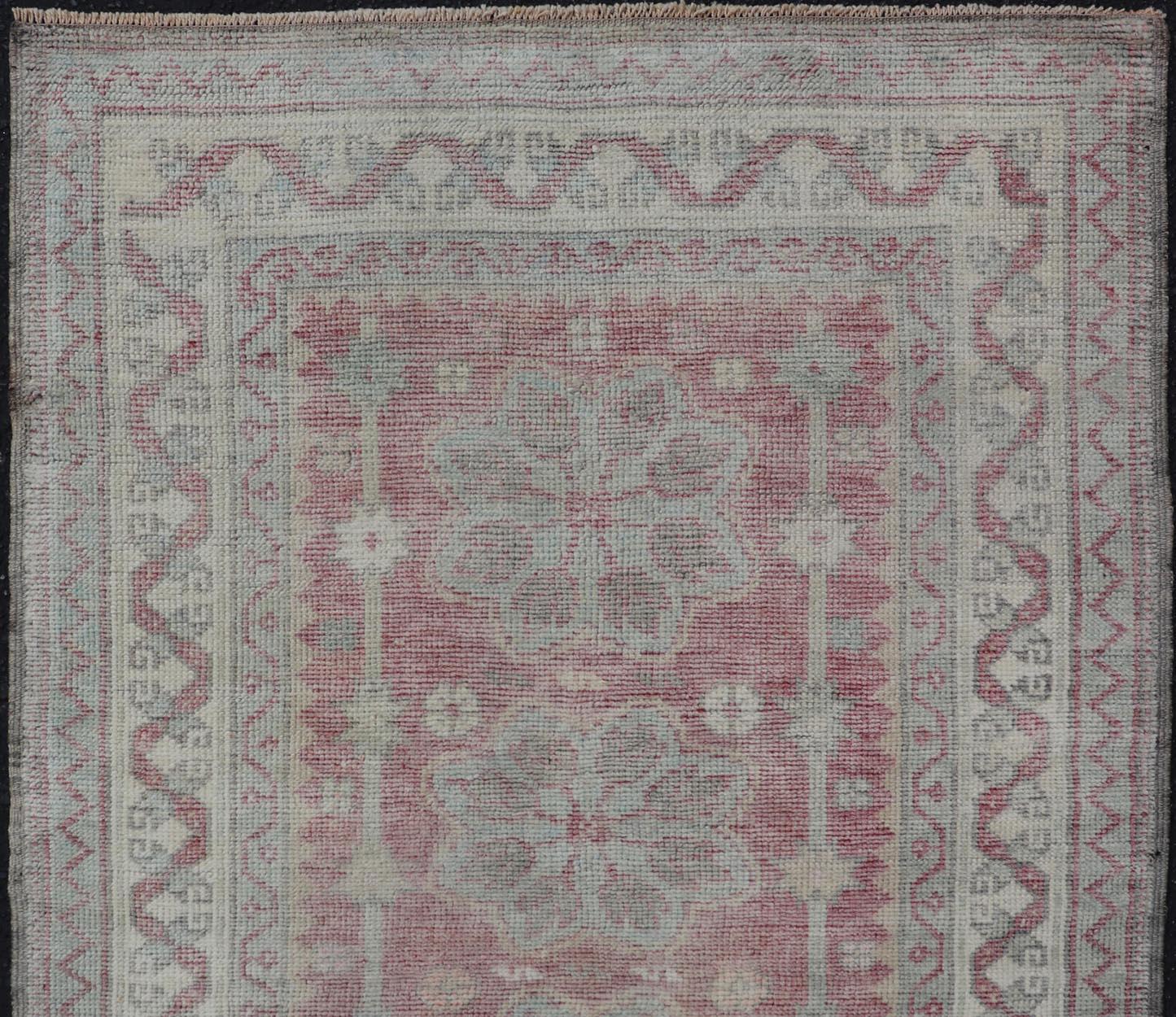 Elegant tapis Oushak de Turquie à motif de médaillon dans des couleurs claires. Keivan Woven Arts / tapis EN-14656, pays d'origine / type : Turquie / Oushak, circa 1940
Mesures : 3'0 x 4'0 
Ce tapis Oushak vintage présente un magnifique motif floral