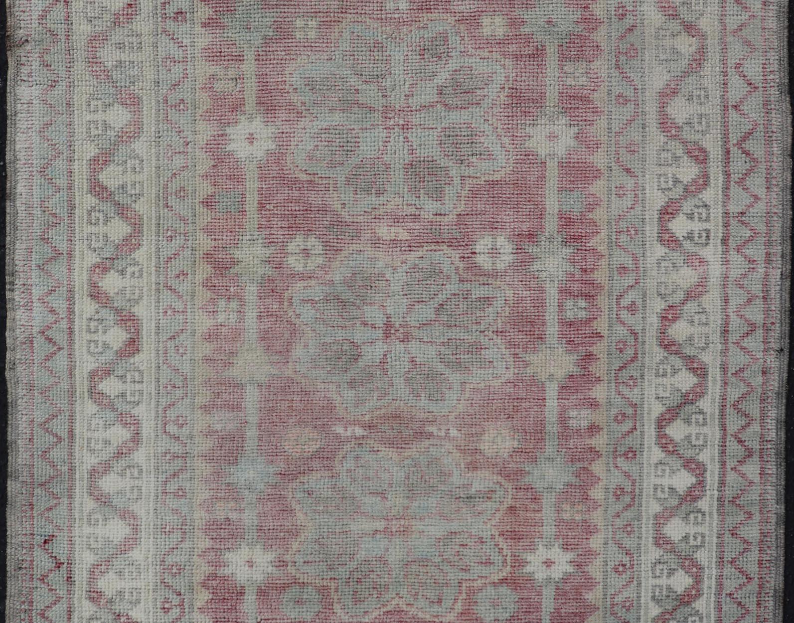Oushak Tapis de Turquie avec motif de médaillon aux couleurs claires 3'0 x 4'0 en vente