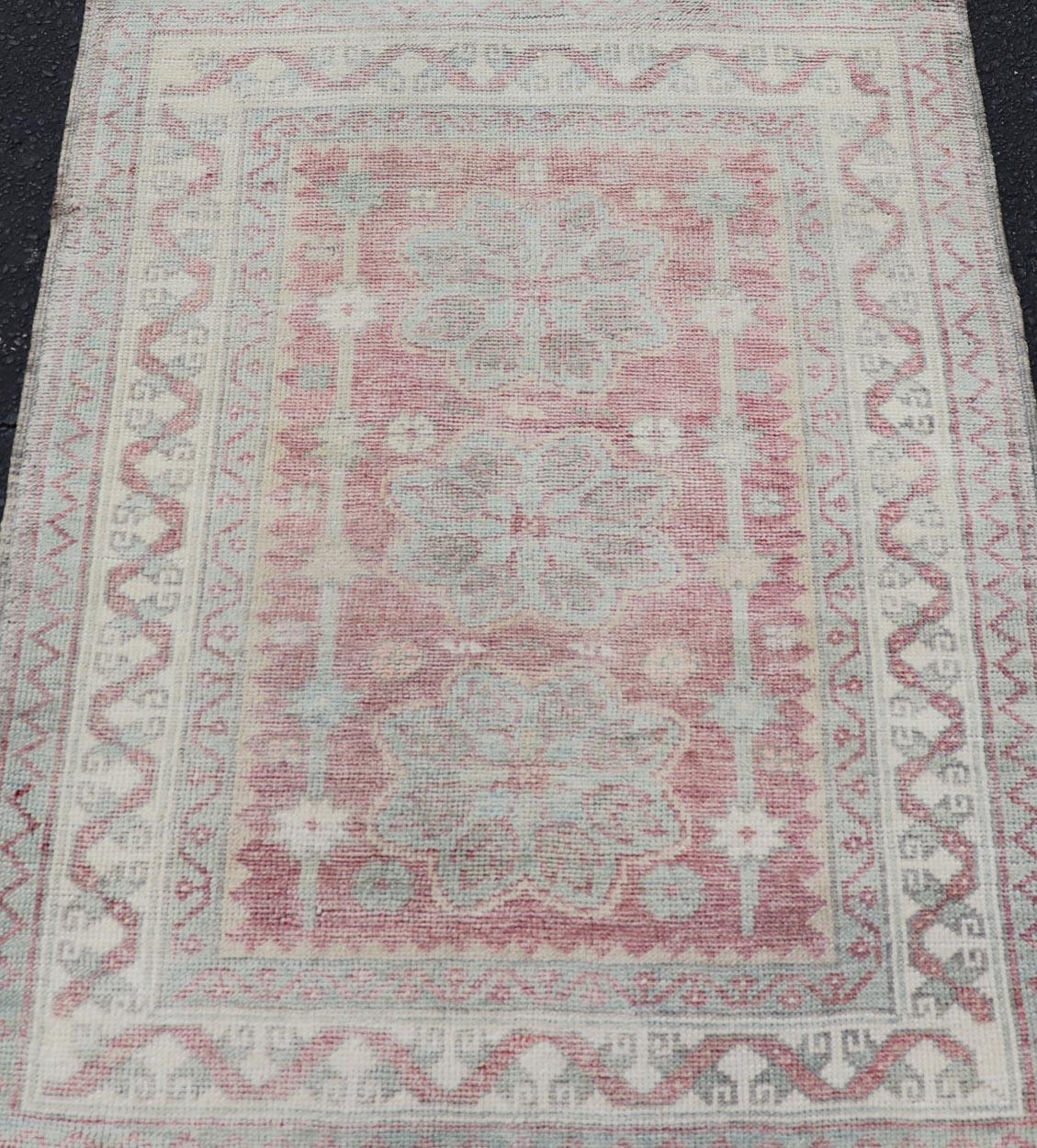 20ième siècle Tapis de Turquie avec motif de médaillon aux couleurs claires 3'0 x 4'0 en vente