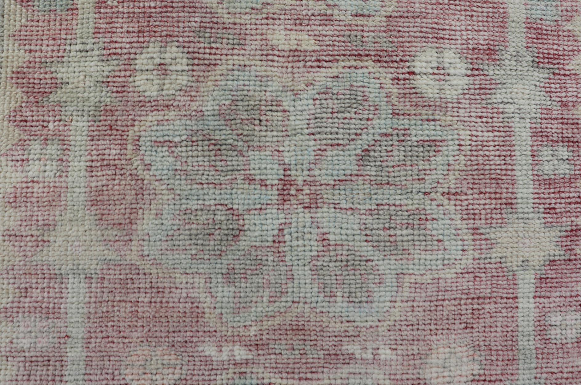 Tapis de Turquie avec motif de médaillon aux couleurs claires 3'0 x 4'0 en vente 1
