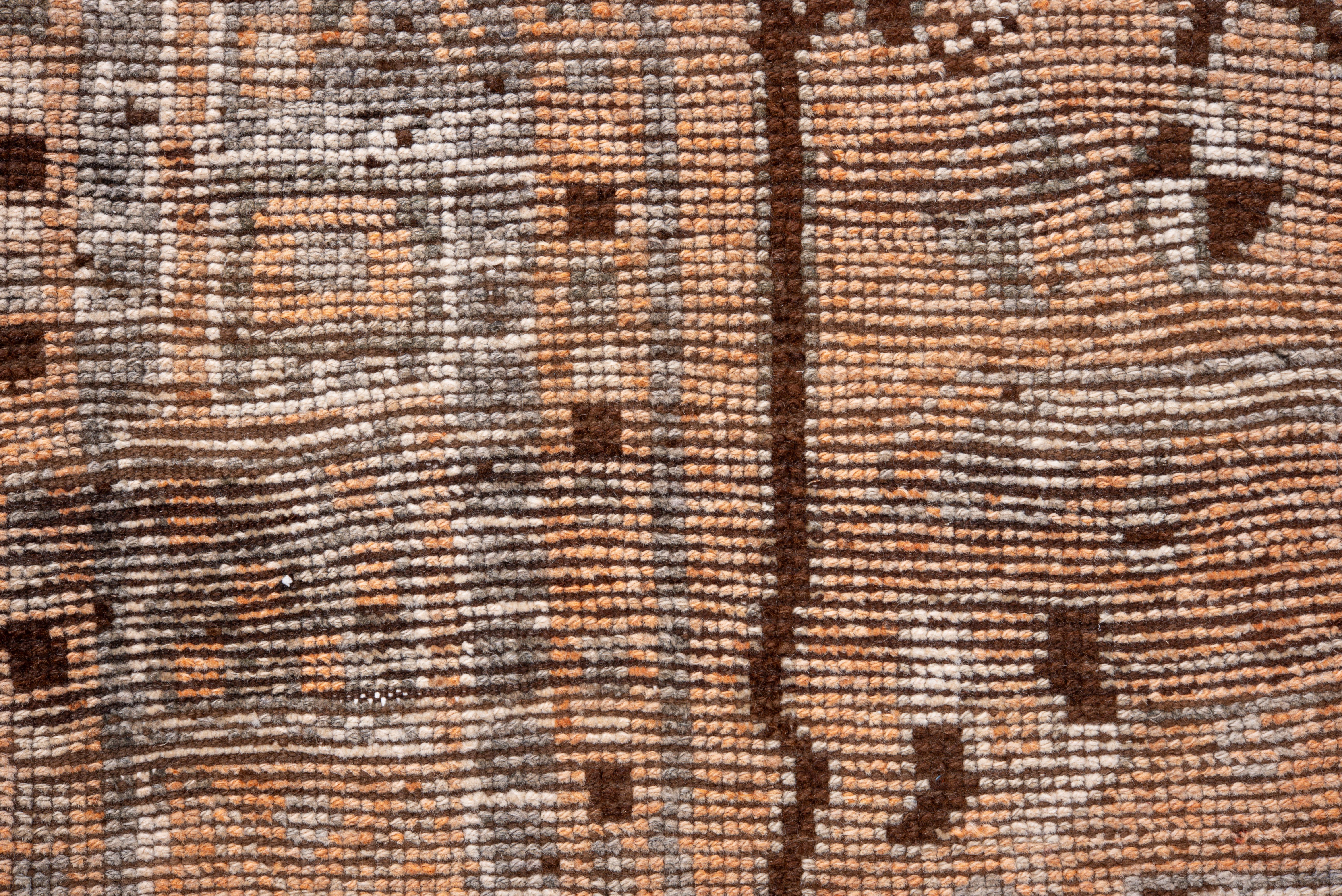 Dieser antike Oushak-Läufer zeigt ein klassisches anatolisches Medaillon-Design, bei dem sich vier großformatige Medaillons über ein warmes apricotfarbenes Feld ziehen. Die in Schiefergrau und Elfenbein gehaltenen geometrischen Motive sind durch die