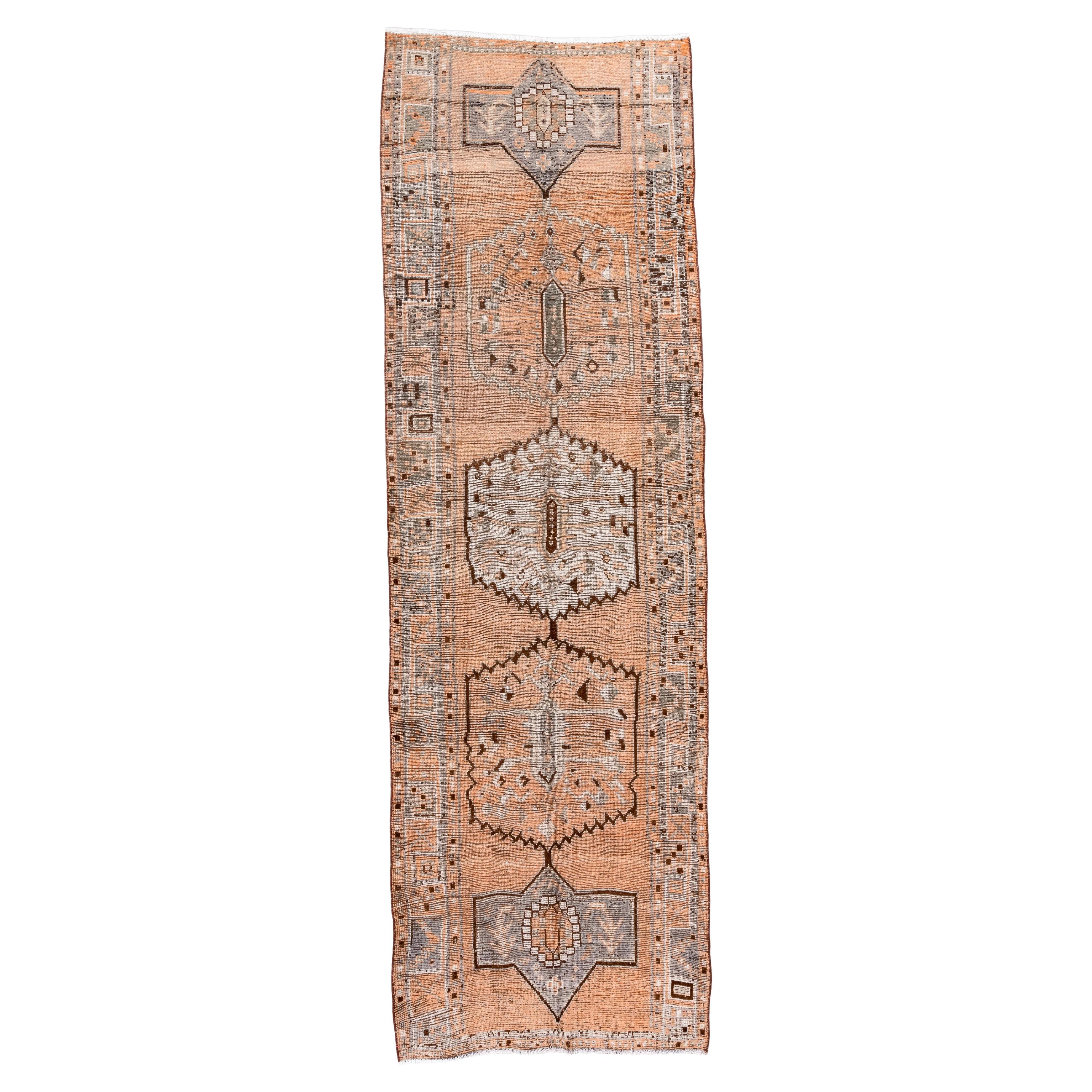 Oushak Rug Grand Medallion Läufer in Soft Apricot und Schiefer im Angebot