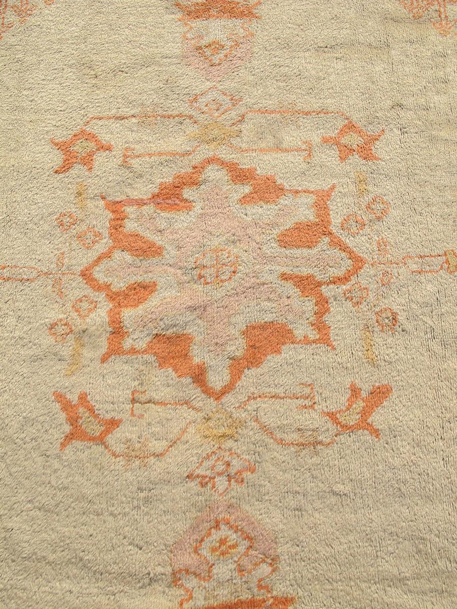 Antiker anatolisch-türkischer Oushak-Teppich, Ende 19. Jahrhundert

Ushak, eine Stadt in Westanatolien, ist seit mindestens dem 16. Jahrhundert ein wichtiges Zentrum der Weberei. Lokale osmanische Werkstätten knüpften einige der schönsten Teppiche
