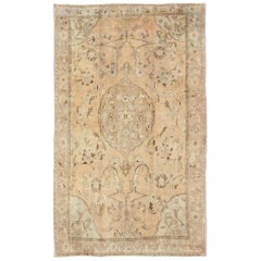 Oushak Vintage-Teppich aus der Türkei mit floralem Design und exquisitem Medaillon in der Mitte