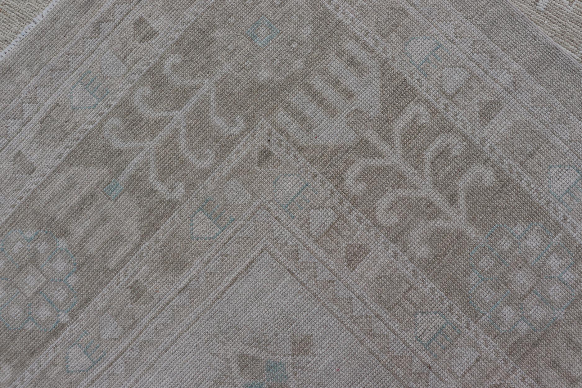 Oushak-Teppich mit Taupe-Sockel und weichen elfenbeinfarbenen, hellblauen Akzenten 10'0 x 14'4 im Angebot 3