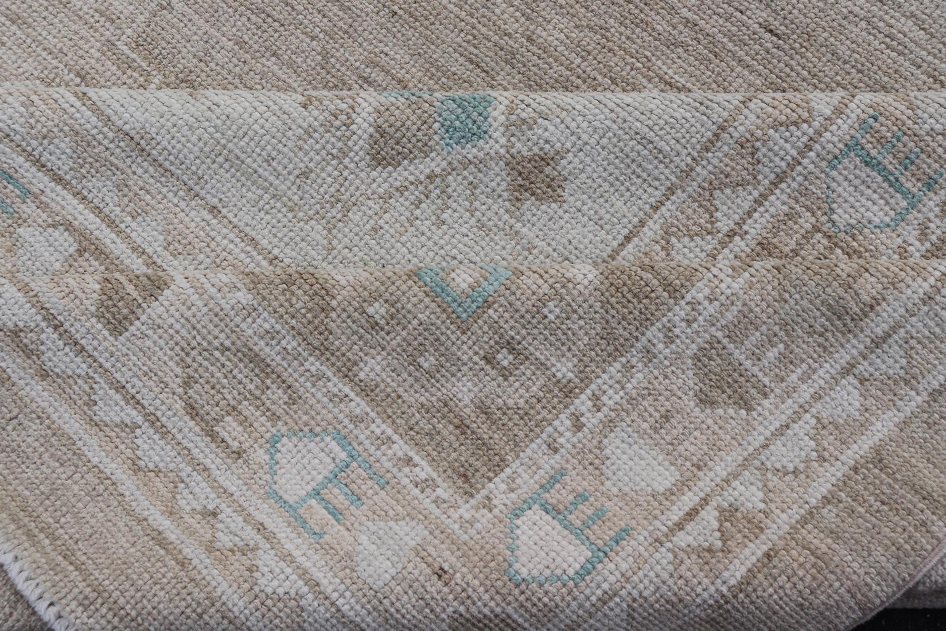 Oushak-Teppich mit Taupe-Sockel und weichen elfenbeinfarbenen, hellblauen Akzenten 10'0 x 14'4 im Angebot 4