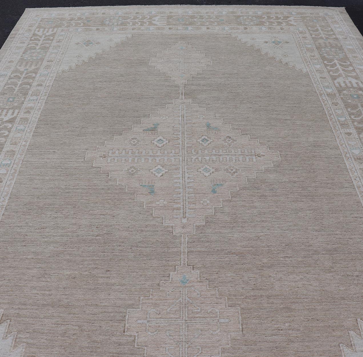Oushak-Teppich mit Taupe-Sockel und weichen elfenbeinfarbenen, hellblauen Akzenten 10'0 x 14'4 im Angebot 6