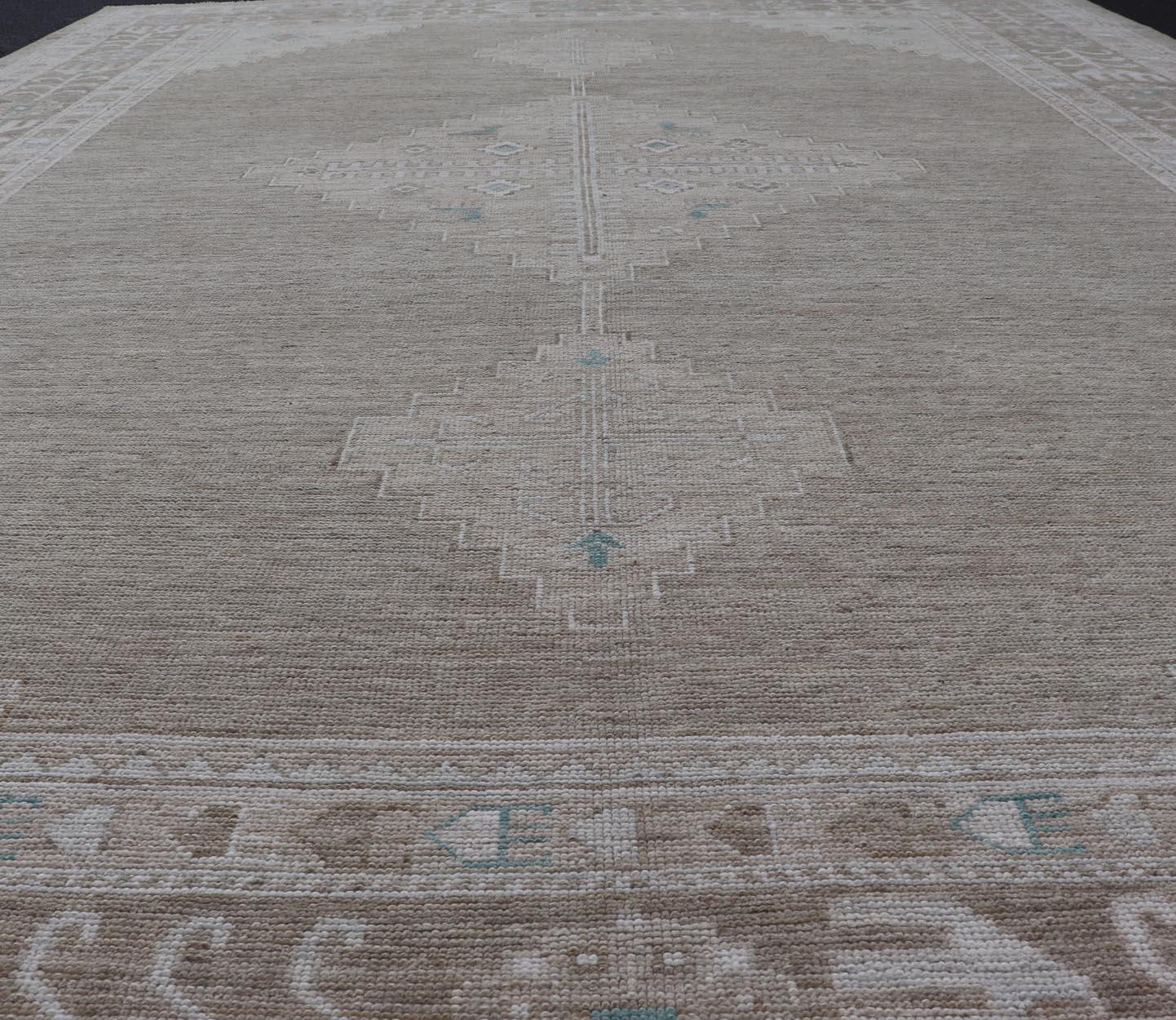Oushak-Teppich mit Taupe-Sockel und weichen elfenbeinfarbenen, hellblauen Akzenten 10'0 x 14'4 im Angebot 7