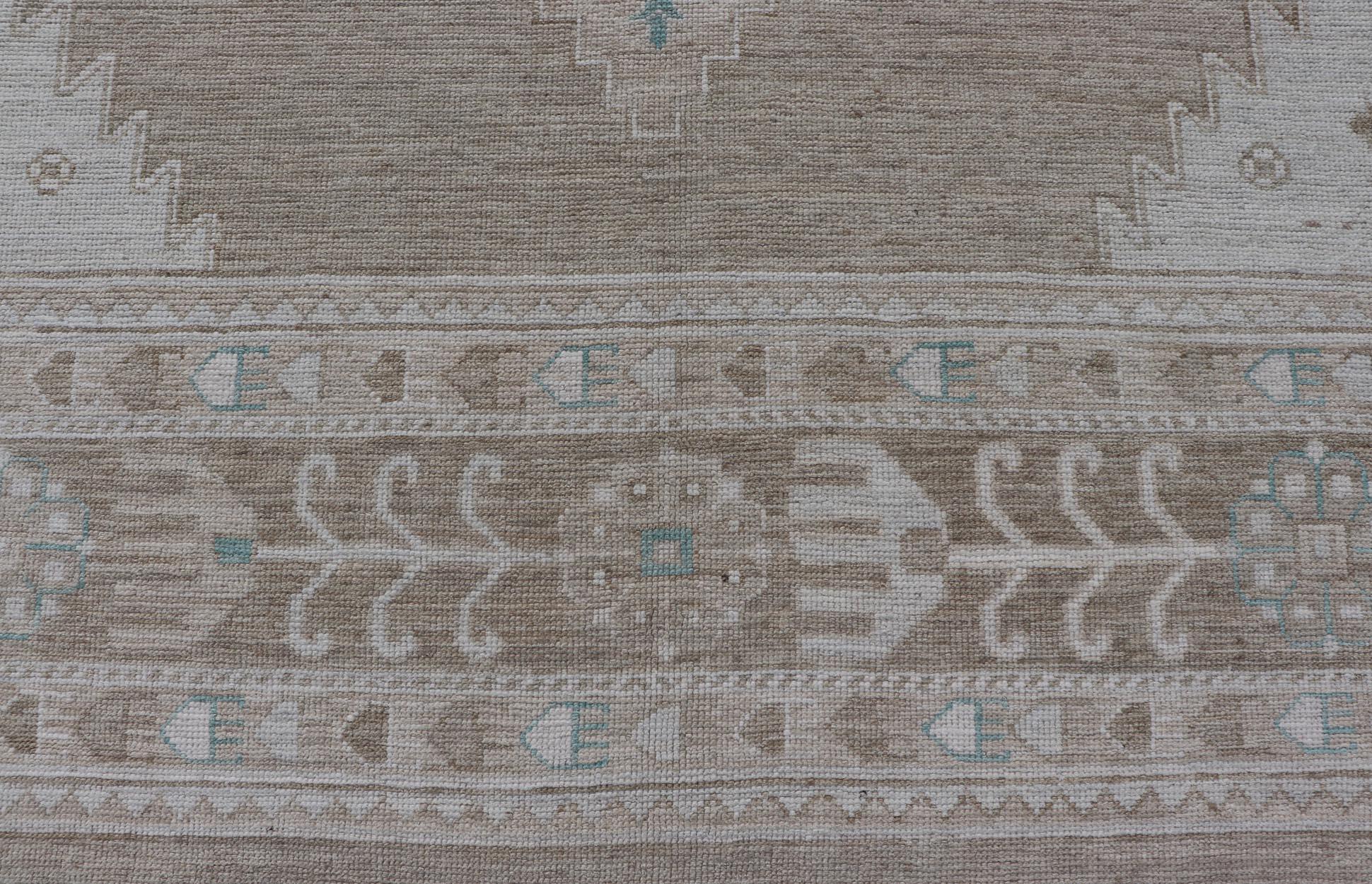 Oushak-Teppich mit Taupe-Sockel und weichen elfenbeinfarbenen, hellblauen Akzenten 10'0 x 14'4 im Angebot 8