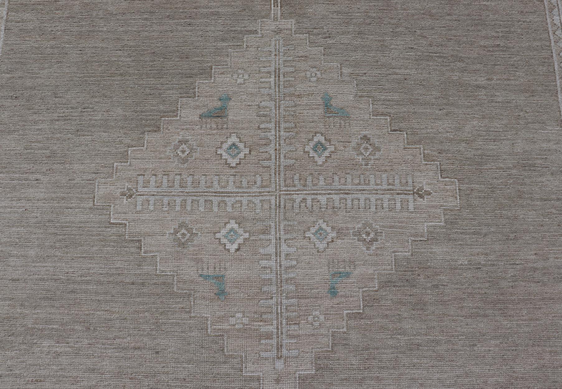 Oushak-Teppich mit Taupe-Sockel und weichen elfenbeinfarbenen, hellblauen Akzenten 10'0 x 14'4 (Afghanisch) im Angebot