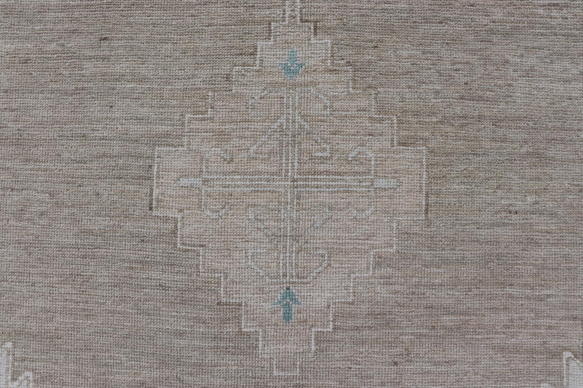 Oushak-Teppich mit Taupe-Sockel und weichen elfenbeinfarbenen, hellblauen Akzenten 10'0 x 14'4 (Handgeknüpft) im Angebot