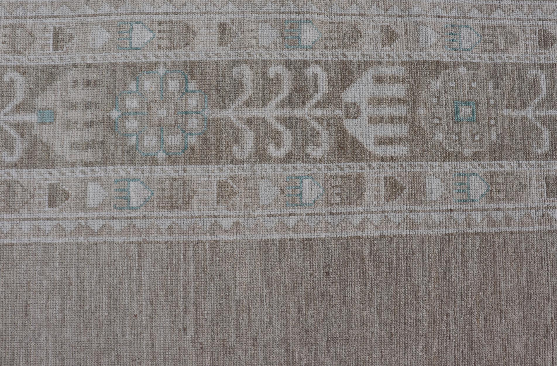 Oushak-Teppich mit Taupe-Sockel und weichen elfenbeinfarbenen, hellblauen Akzenten 10'0 x 14'4 im Zustand „Neu“ im Angebot in Atlanta, GA