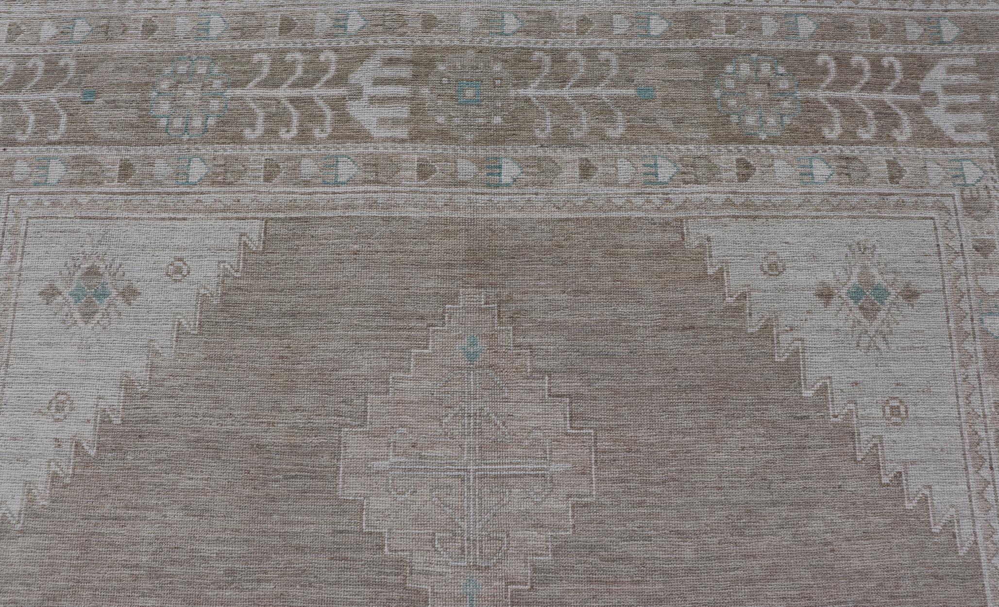Oushak-Teppich mit Taupe-Sockel und weichen elfenbeinfarbenen, hellblauen Akzenten 10'0 x 14'4 (21. Jahrhundert und zeitgenössisch) im Angebot