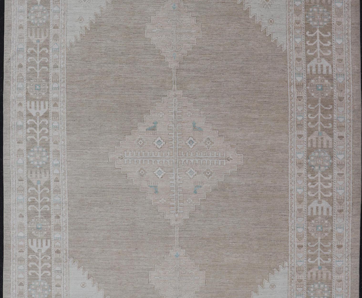 Oushak-Teppich mit Taupe-Sockel und weichen elfenbeinfarbenen, hellblauen Akzenten 10'0 x 14'4 im Angebot 1