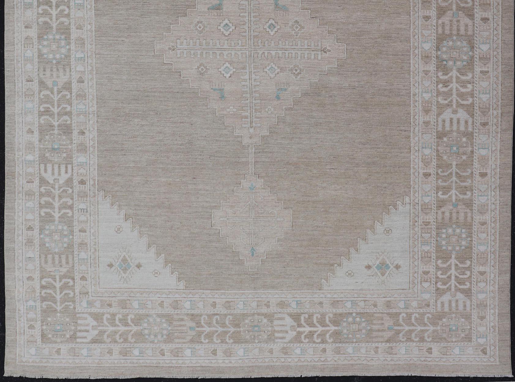 Oushak-Teppich mit Taupe-Sockel und weichen elfenbeinfarbenen, hellblauen Akzenten 10'0 x 14'4 im Angebot 2