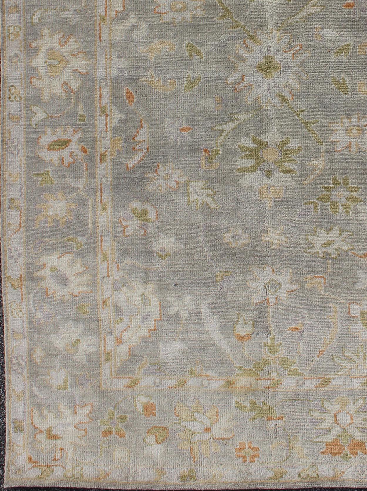 Oushak-Teppich mit geblümtem Muster auf grauem Hintergrund, Chartreus Grün, Creme, Rot (Indisch) im Angebot