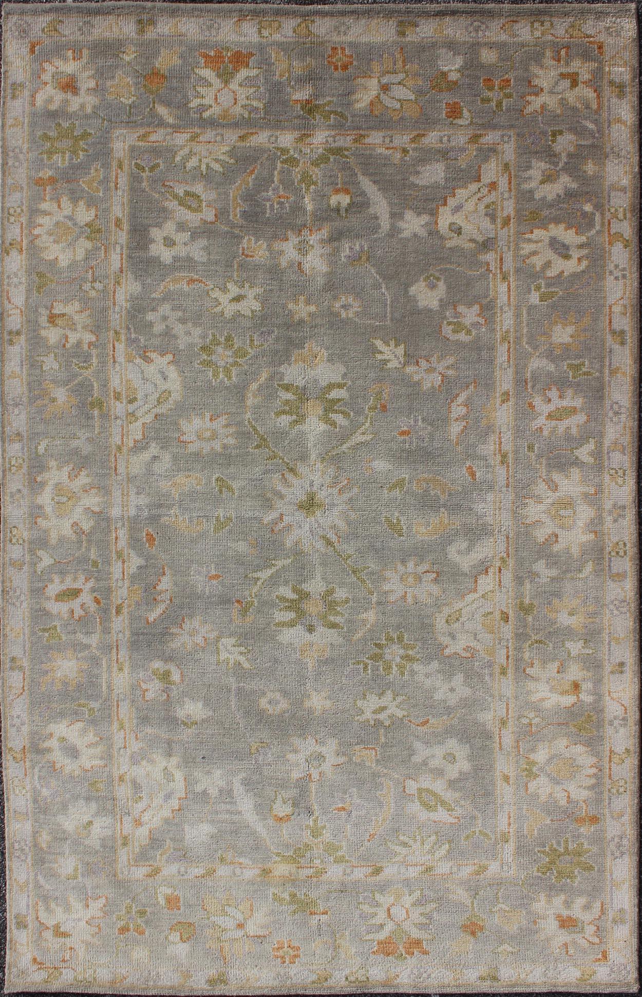 Oushak-Teppich mit geblümtem Muster auf grauem Hintergrund, Chartreus Grün, Creme, Rot im Angebot 1