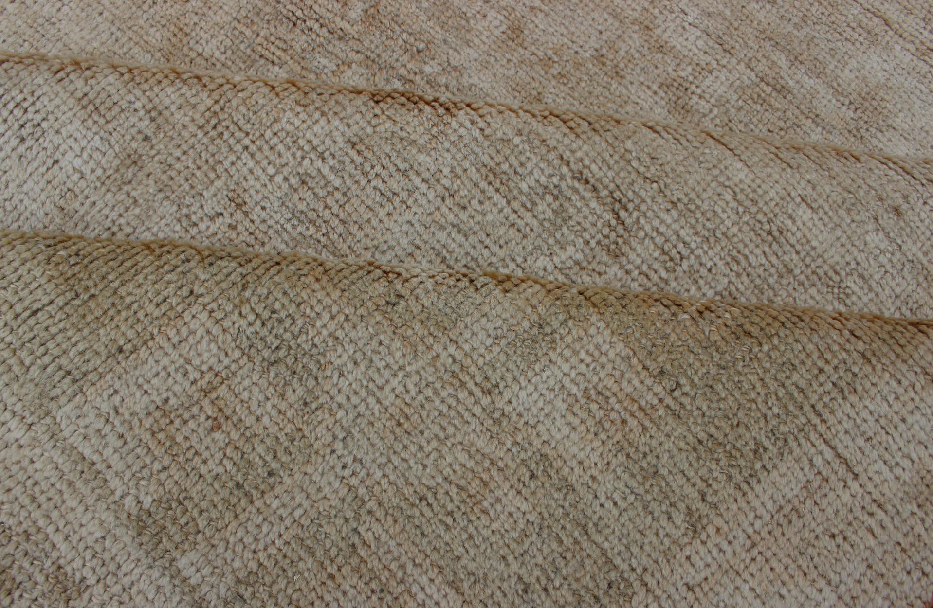 Oushak-Teppich mit heller Farbpalette und sich wiederholendem Blumenmuster 5