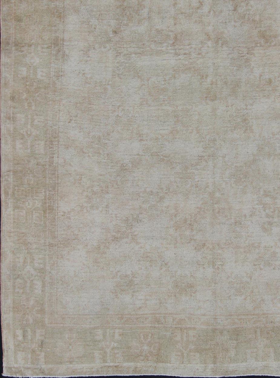 Antiker türkischer Oushak mit hellem floralem und geometrischem Muster, Teppich en-4273, Herkunftsland / Art: Türkei / Oushak, um 1930

Dieser antike Oushak-Teppich aus der Türkei der 1930er Jahre zeigt ein Feld aus hellen Farbtönen. Ein großes,