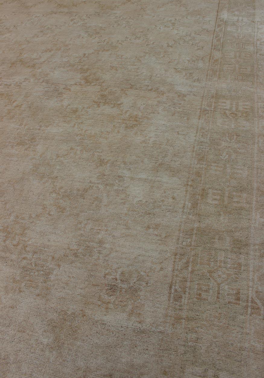 Oushak-Teppich mit heller Farbpalette und sich wiederholendem Blumenmuster (Mitte des 20. Jahrhunderts)