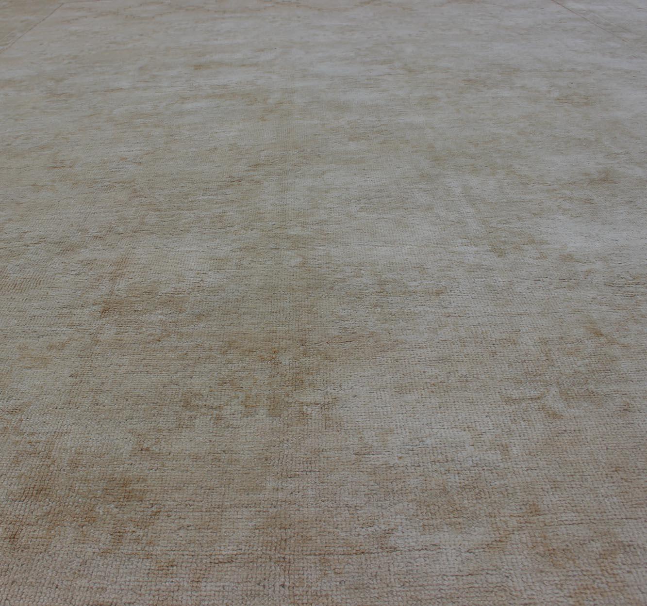 Oushak-Teppich mit heller Farbpalette und sich wiederholendem Blumenmuster 1