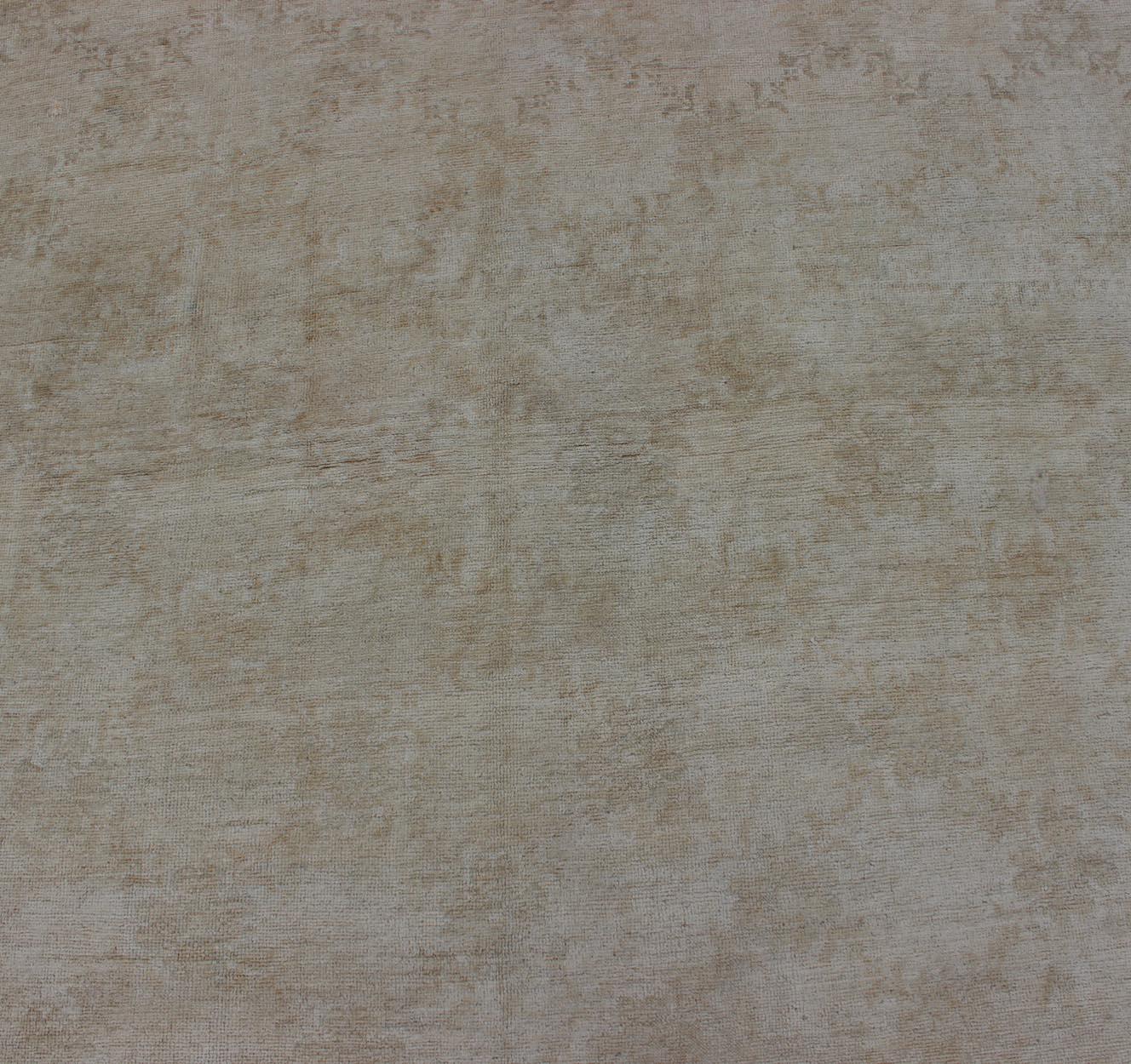Oushak-Teppich mit heller Farbpalette und sich wiederholendem Blumenmuster 2