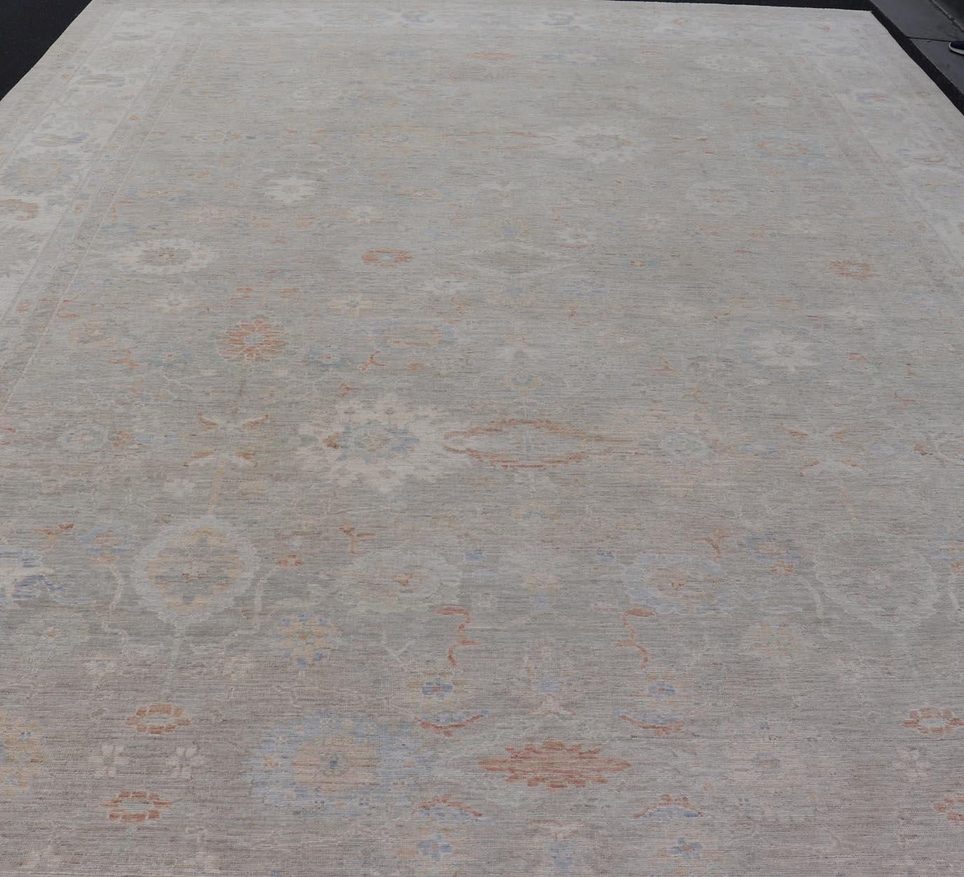 Misure: 13'6 x 19'0 
Tappeto Oushak con base verde salvia smorzata e sottili accenti pastello 13'6 x 19'0. Keivan Woven Arts; tappeto AWR-247 Paese di origine: Afghanistan Tipo: Oushak Design: All-Over, Floreale, Arabesco-Floreale 21°