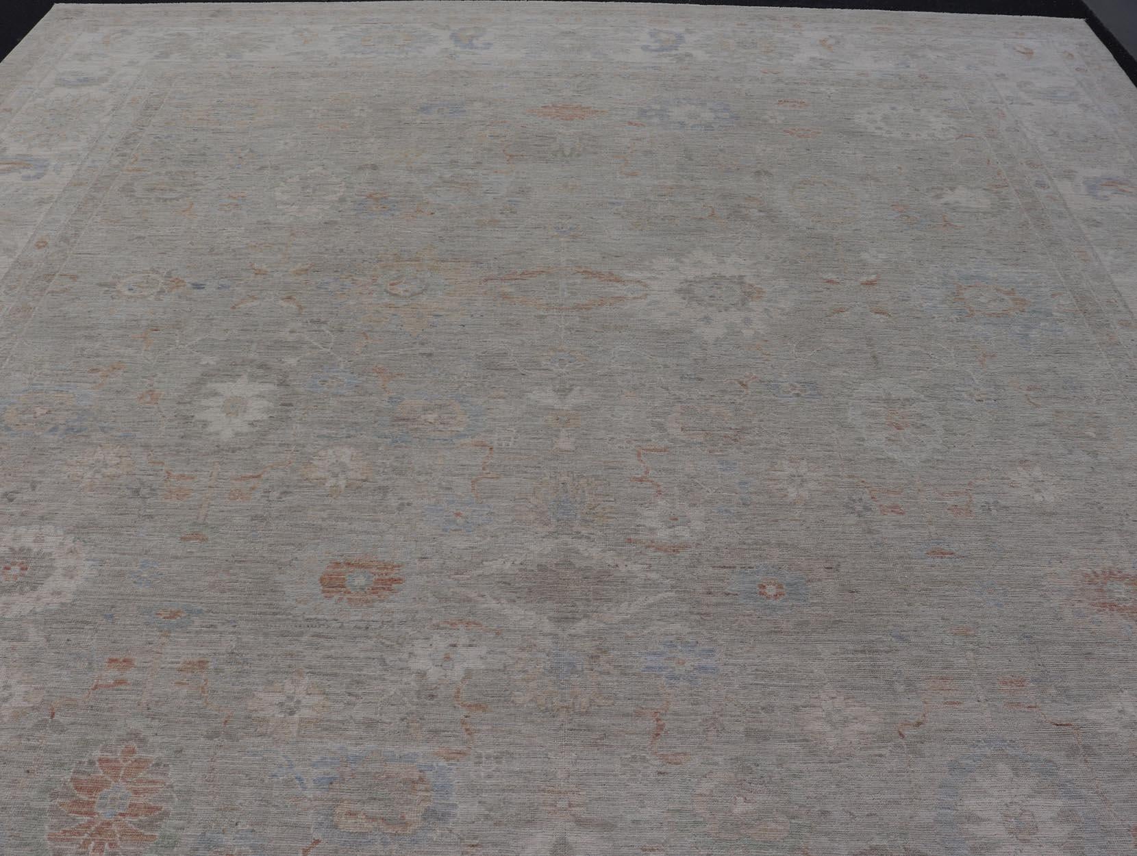Annodato a mano Tappeto Oushak con base verde salvia e sottili accenti pastello 13'6 x 19'0 in vendita