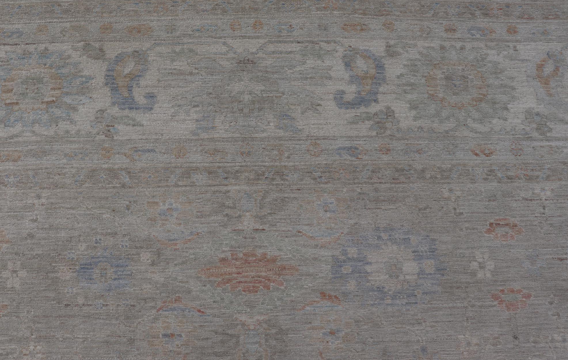 Tappeto Oushak con base verde salvia e sottili accenti pastello 13'6 x 19'0 in vendita 1