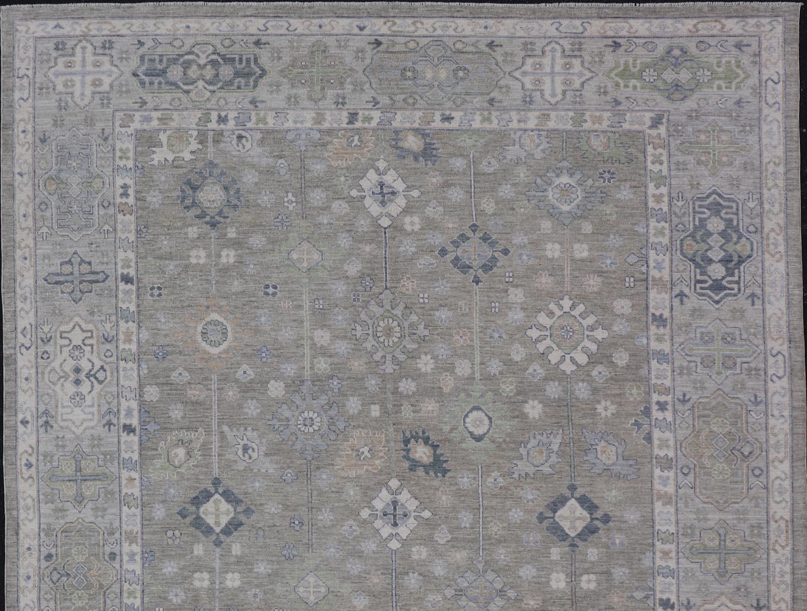 Mesures : 10'3 x 13'8 
Tapis Oushak avec champ vert olive et accents doux de bleu, taupe 10'3 x 13'8. Keivan Woven Arts. tapis /AWR-1011/ Début du 21ème siècle,  Oushak.

Tapis moderne Oliver présentant un champ vert olive magnifiquement équilibré,